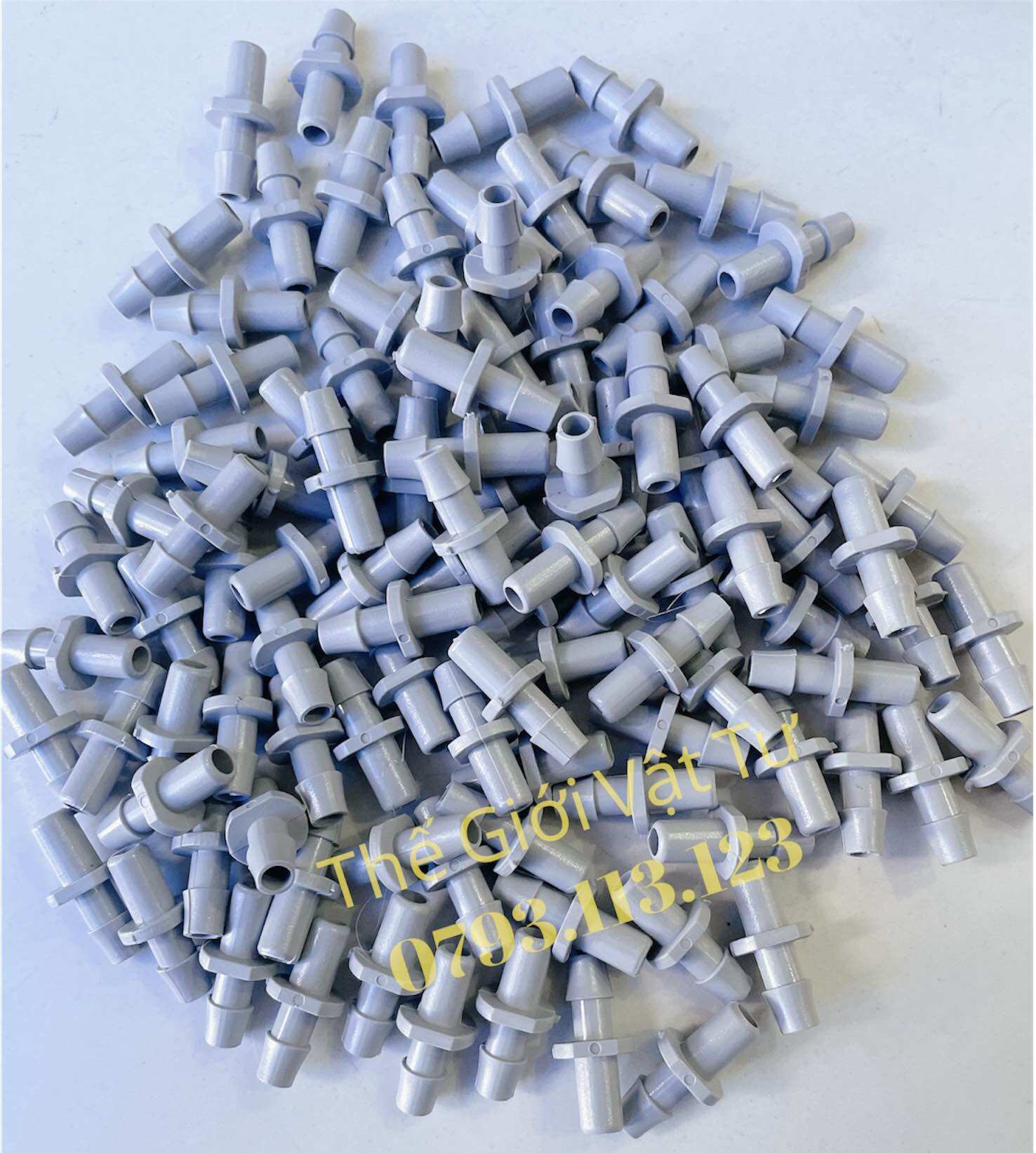 100 cái nối 1 đầu gài 5 ly - 1 đầu nối lỗ 6 ly dùng gắn béc g5 hoặc các loại béc lỗ 6ly với ống ldpe