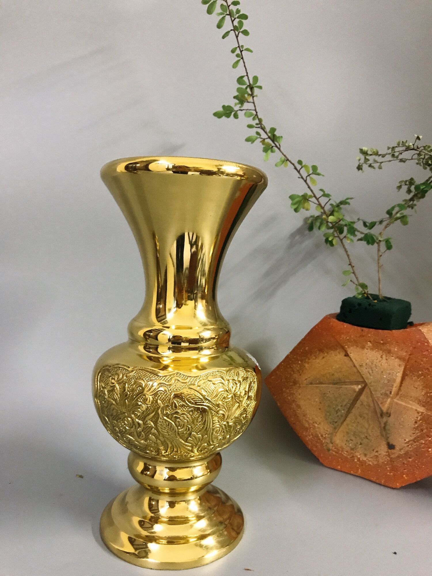 Lọ hoa bình bông bằng đồng hoạ tiết bông cúc cao 30cm nặng 1,9kg