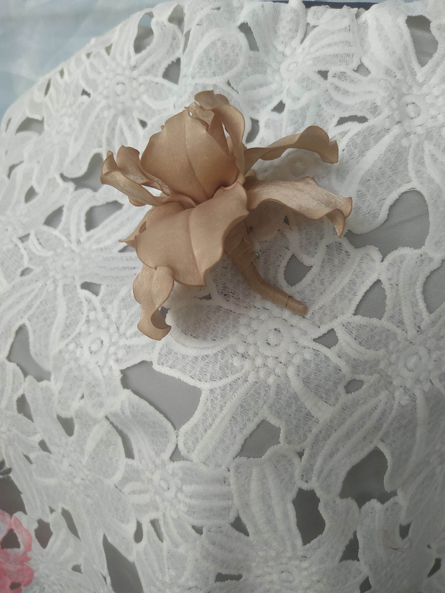 Hoa diên vĩ cài áo handmade Canto màu nu