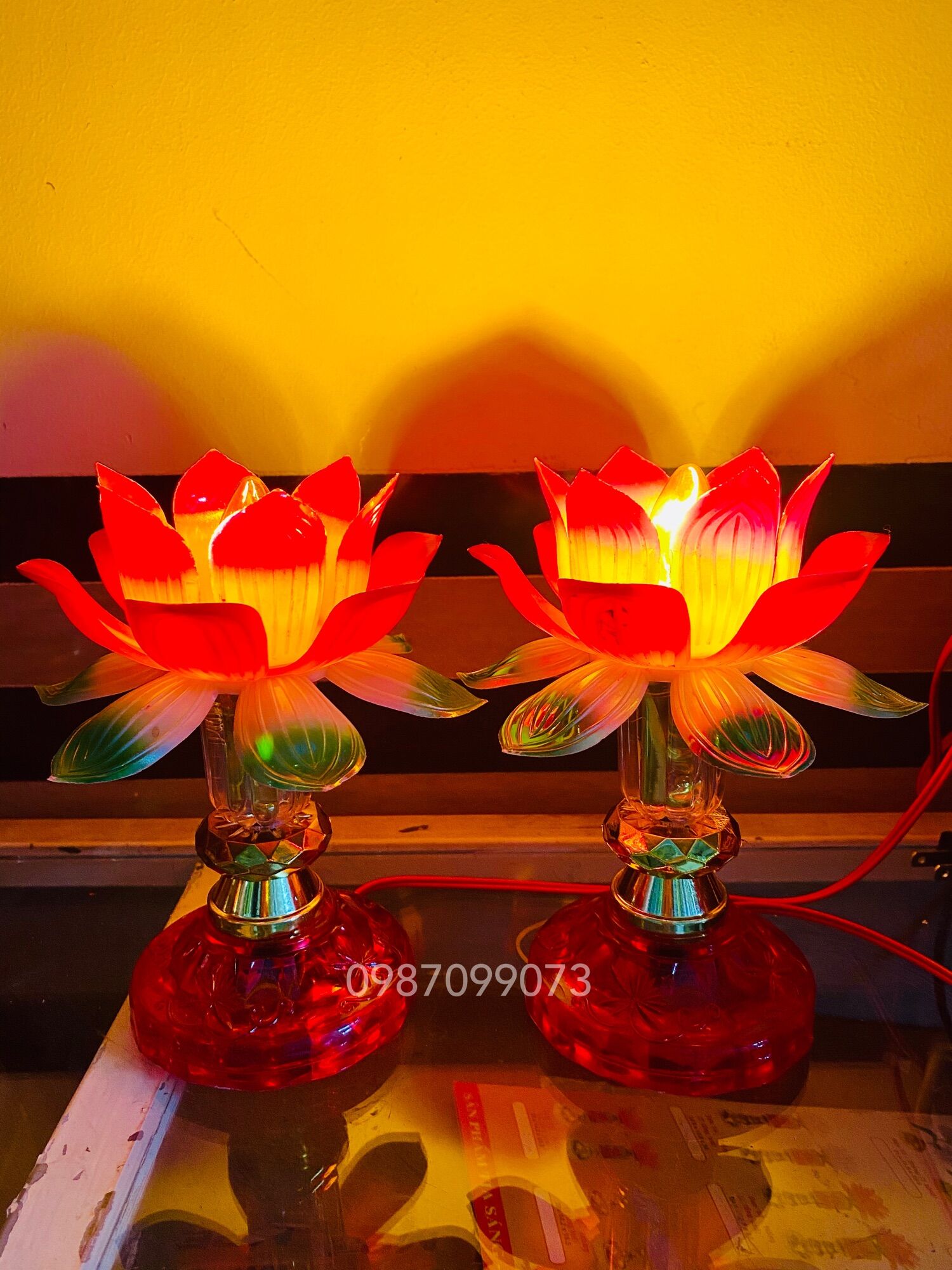 Một cặp đèn hoa sen nhựa - sử dụng bóng e12
