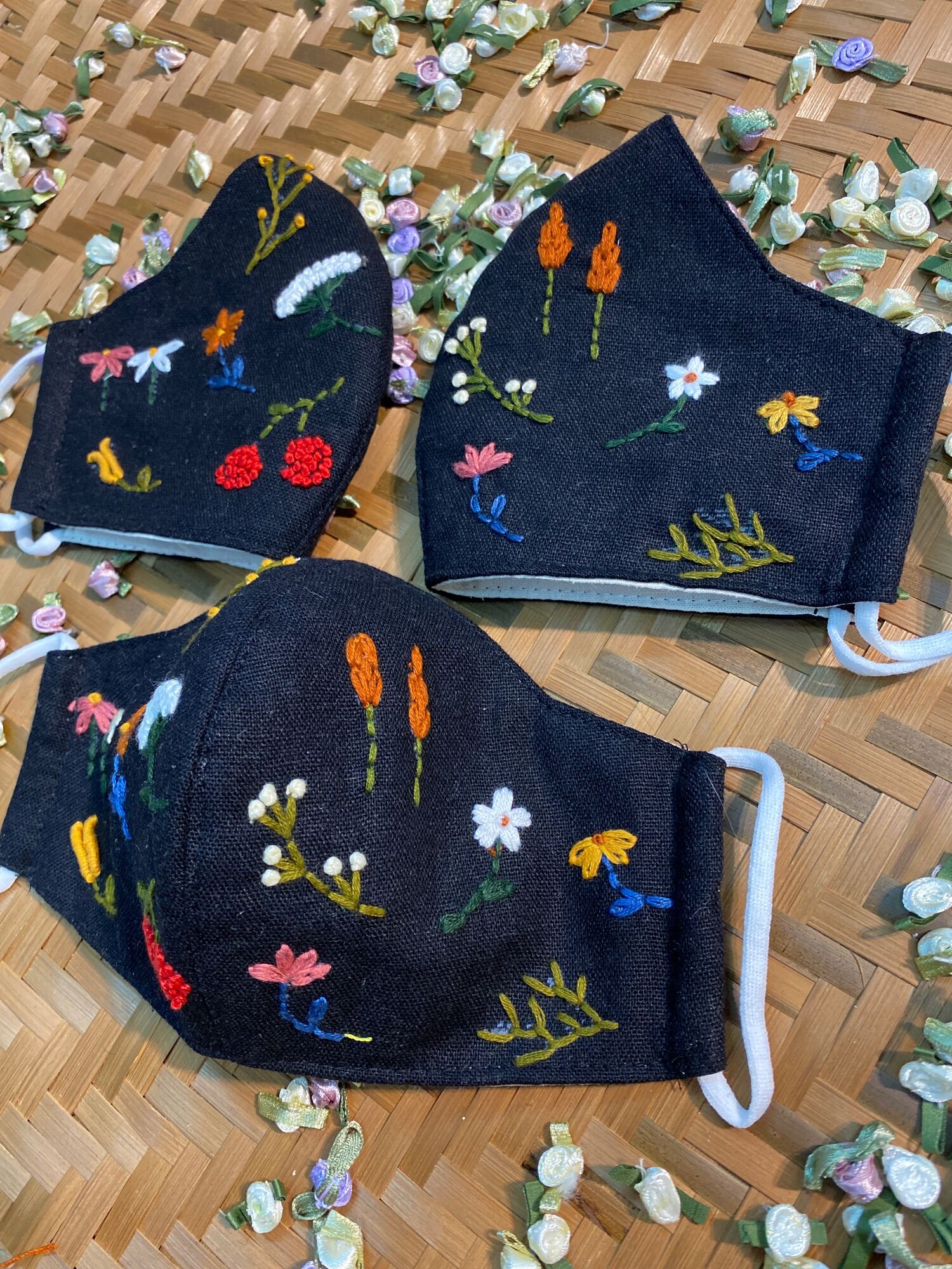 Khẩu trang thêu tay vải linen (handmade by Pong)