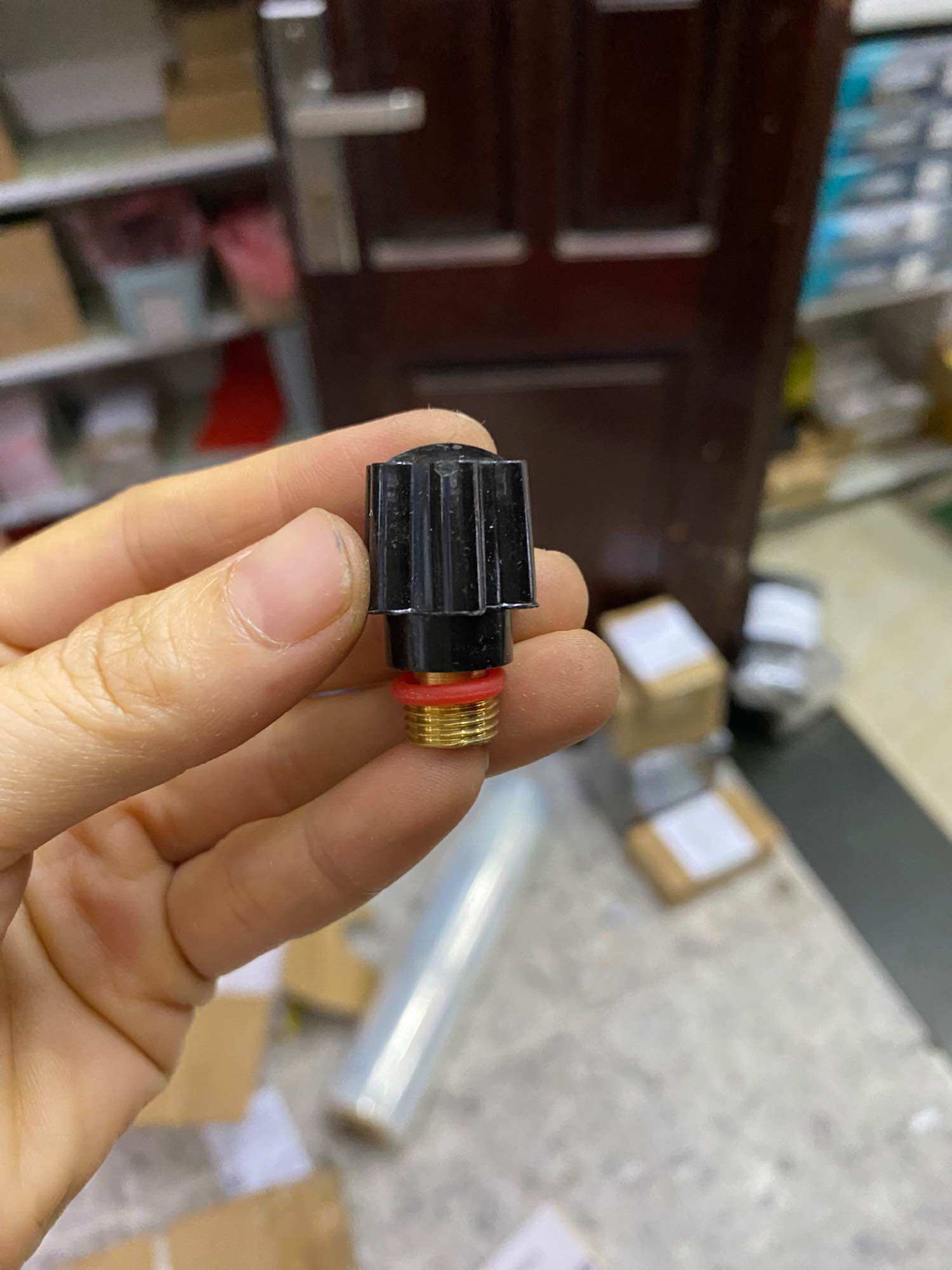 1 chiếc chuôi ngắn QQ 150A sử dụng trong hàn tig