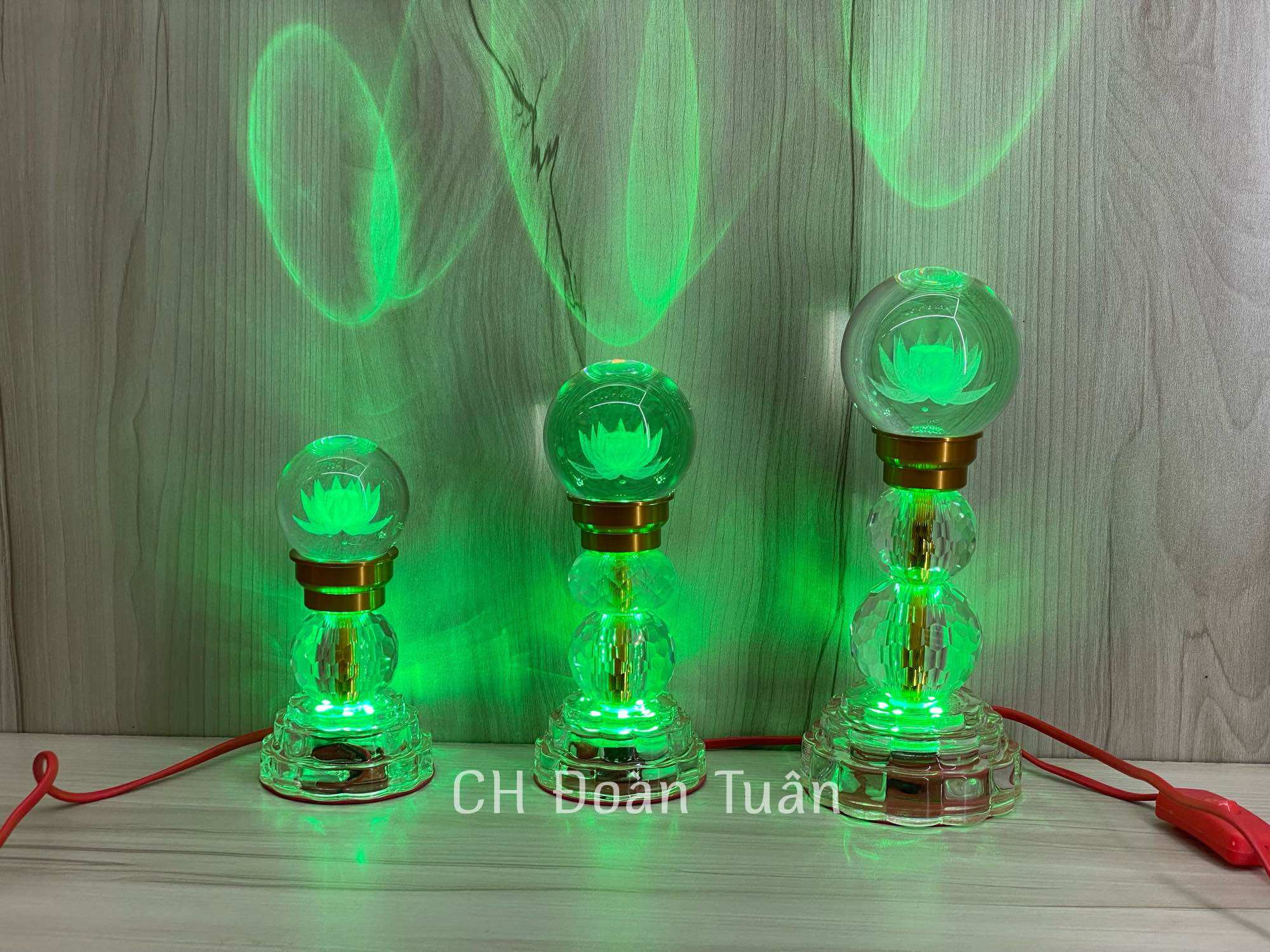 MỘT CẶP ĐÈN THỜ QUẢ CẦU PHA LÊ KHẮC HOA SEN