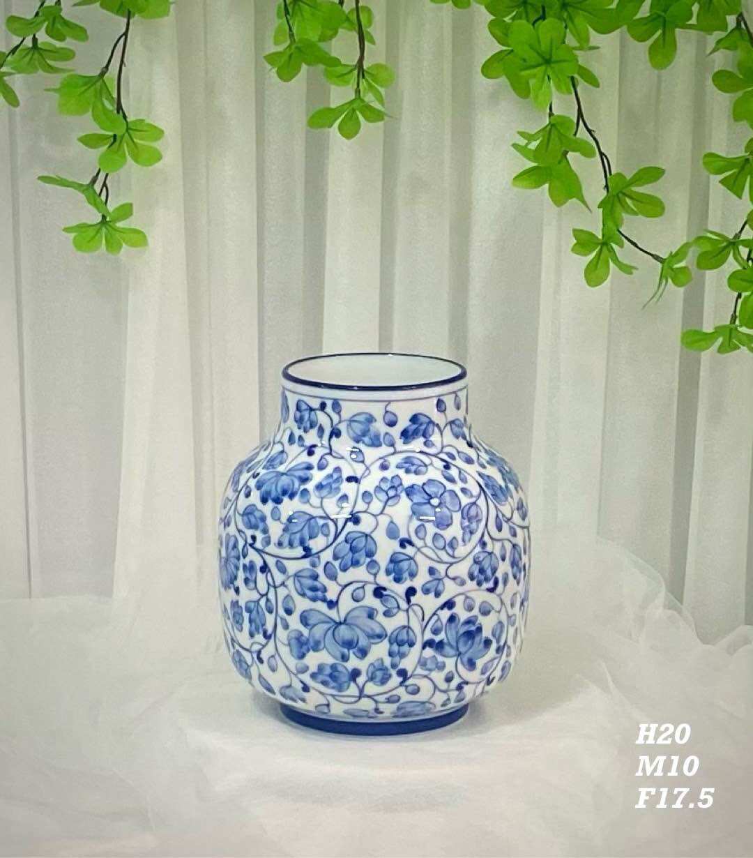 Bình cắm hoa men lam, họa tiết vẽ thủ công. Gốm sứ Bát Tràng.