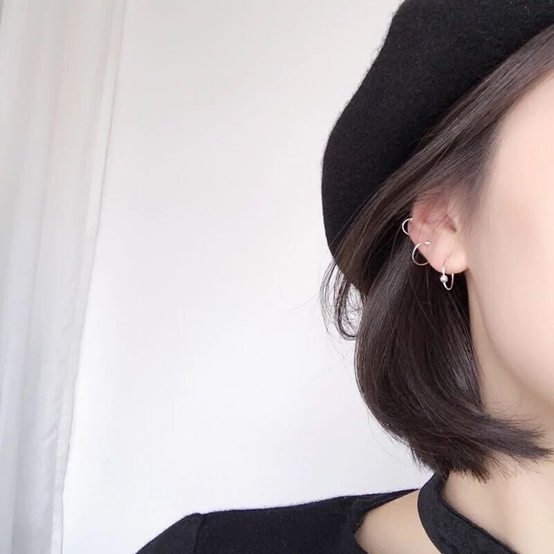 1 chiếc khuyên tròn đeo vành tai