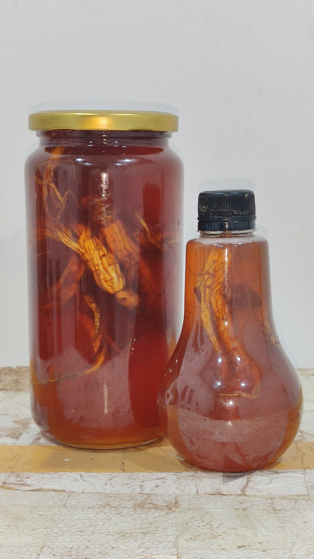 Mật ong khoái rừng già ngâm nhân sâm tươi nguyên củ 300ml