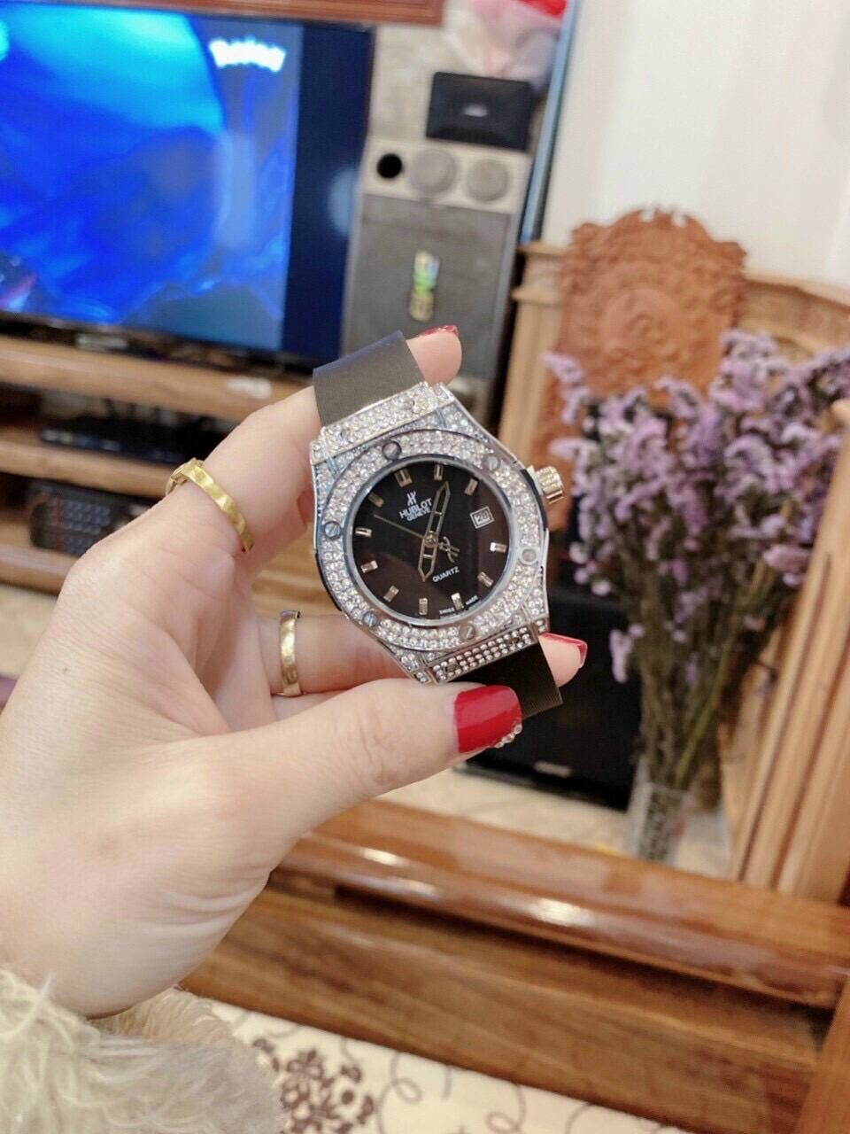 Đồng hồ thời trang nữ HL mặt đính đá dây cao su thơm size 34mm