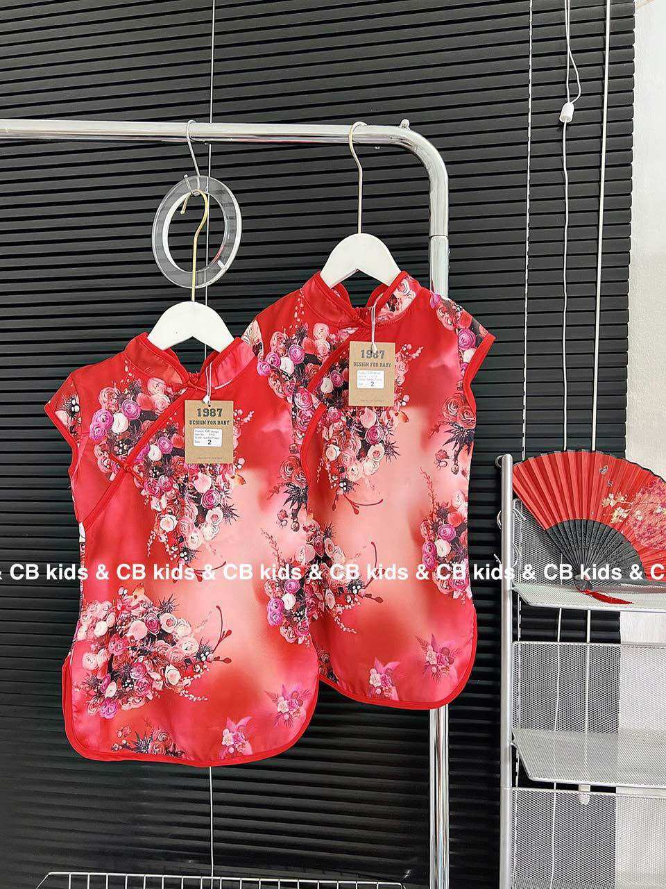 Sườn xám hoa đỏ cổ tàu xinh bé gái diện trung thu lễ tết