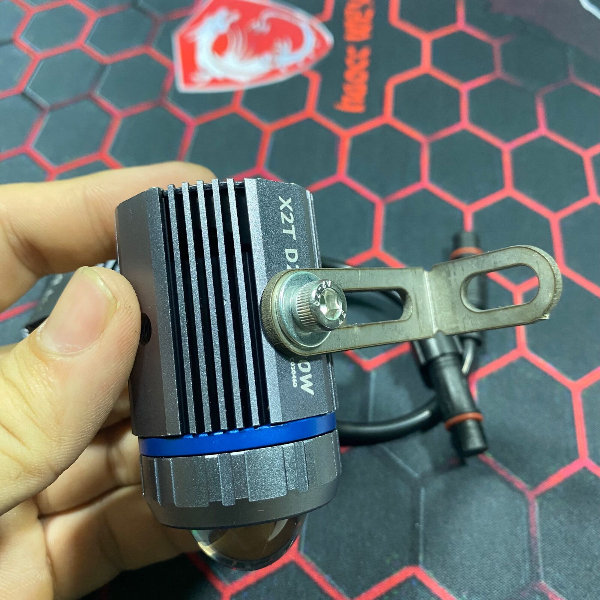 Pat inox gắn đèn bi cầu mini cho Sonic