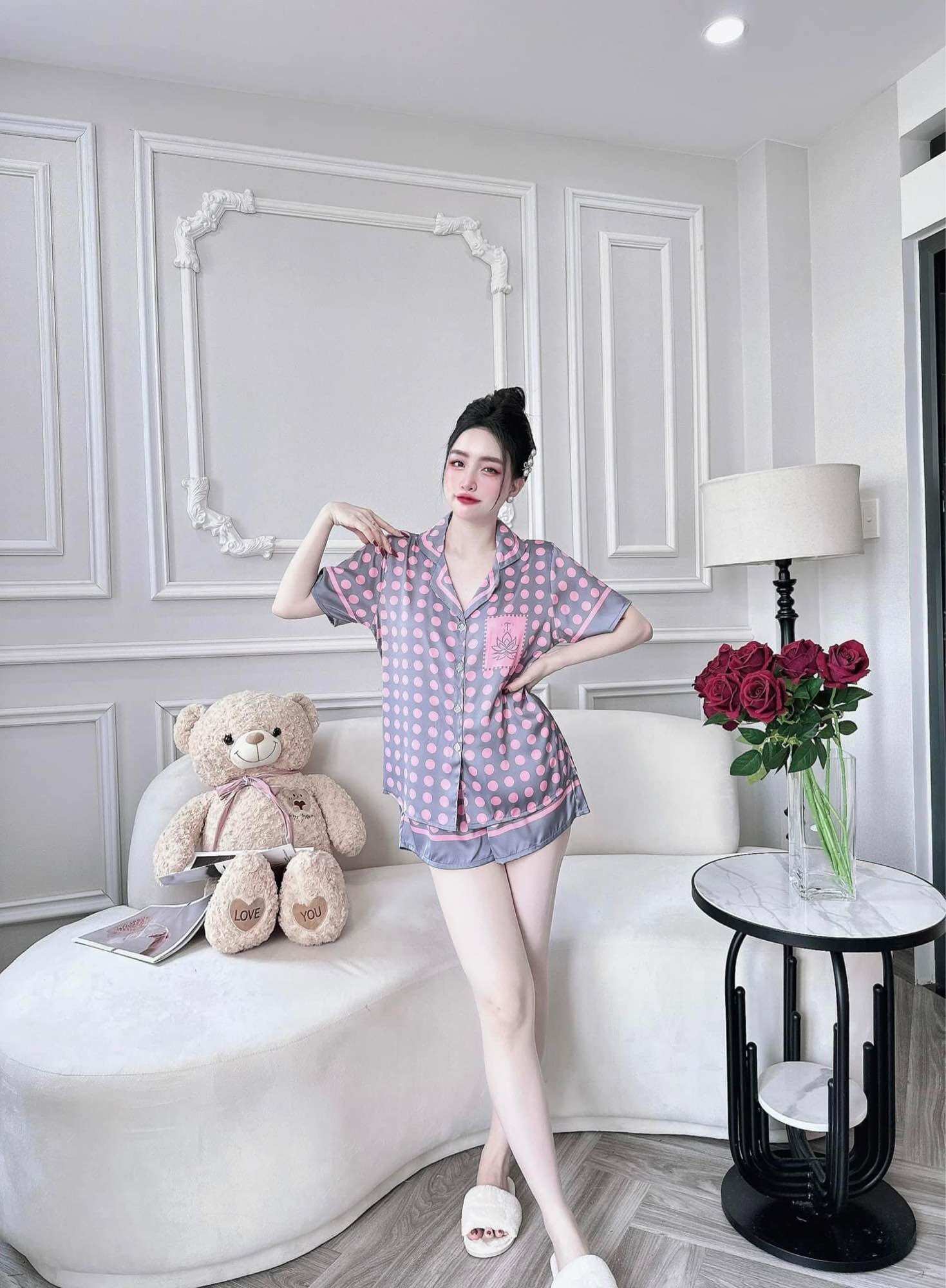 [Freesize<70kg] Đồ Bộ Đùi Tay Ngắn Lụa Latin Hoạ Tiết Chấm Bi