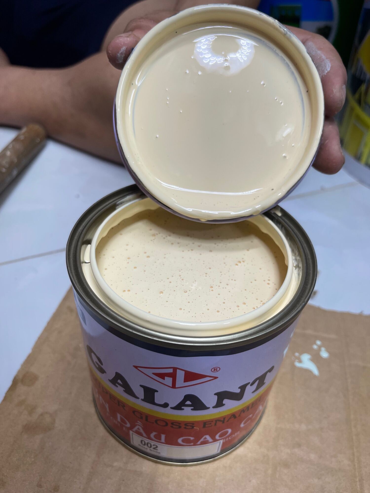 Sơn Dầu GALANT mảu kem 002 ( 1 kg hàng chính hãng Ủai) thumbnail