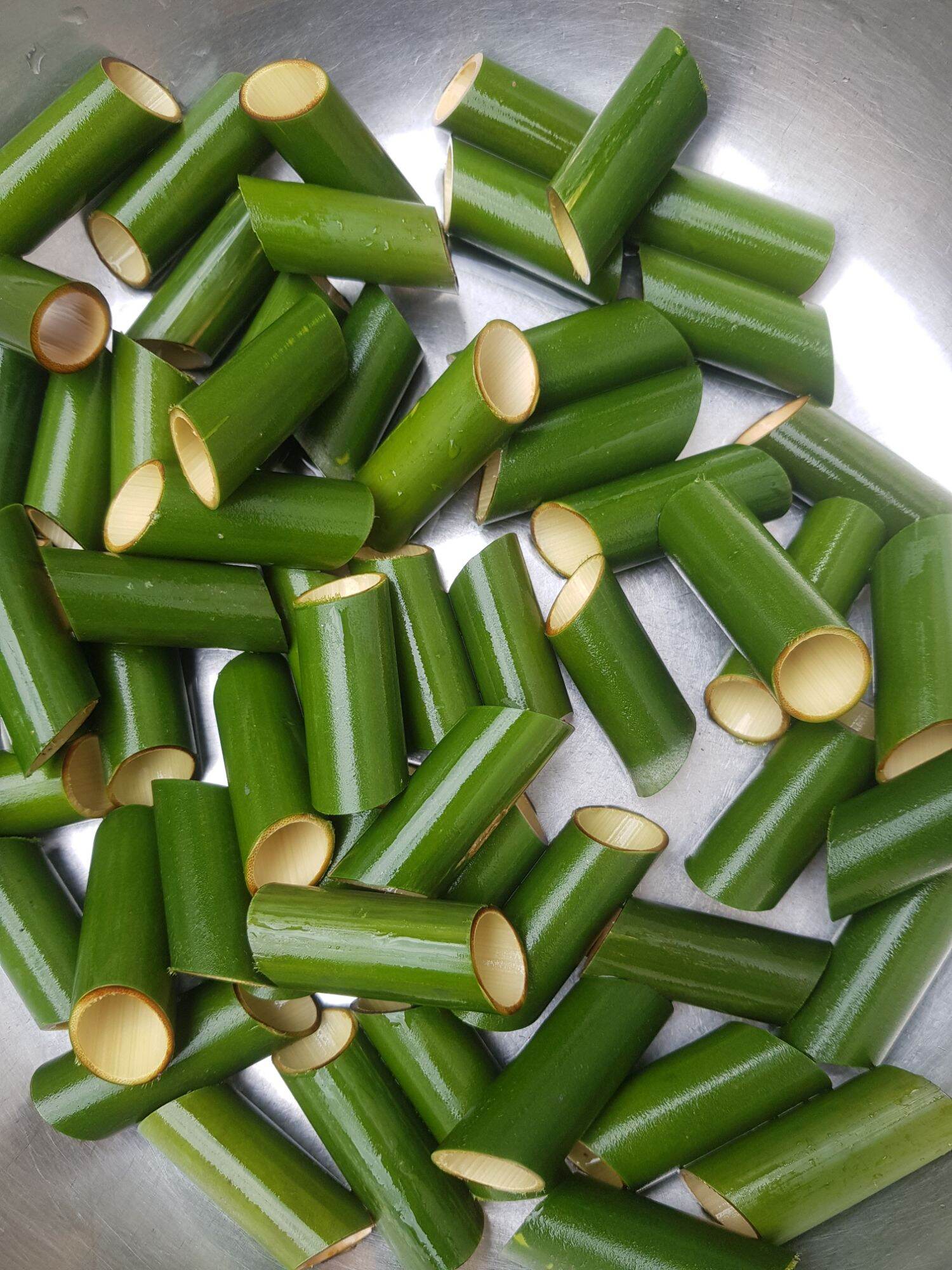 100 - ống nứa nhồi chả ốc , thịt , trâu , bò, lươn..vv.đường kính 2 - 2,5 cm , dài 5 cm , ống cắt chéo 2 đầu dễ dàng nồi thực phẩm.