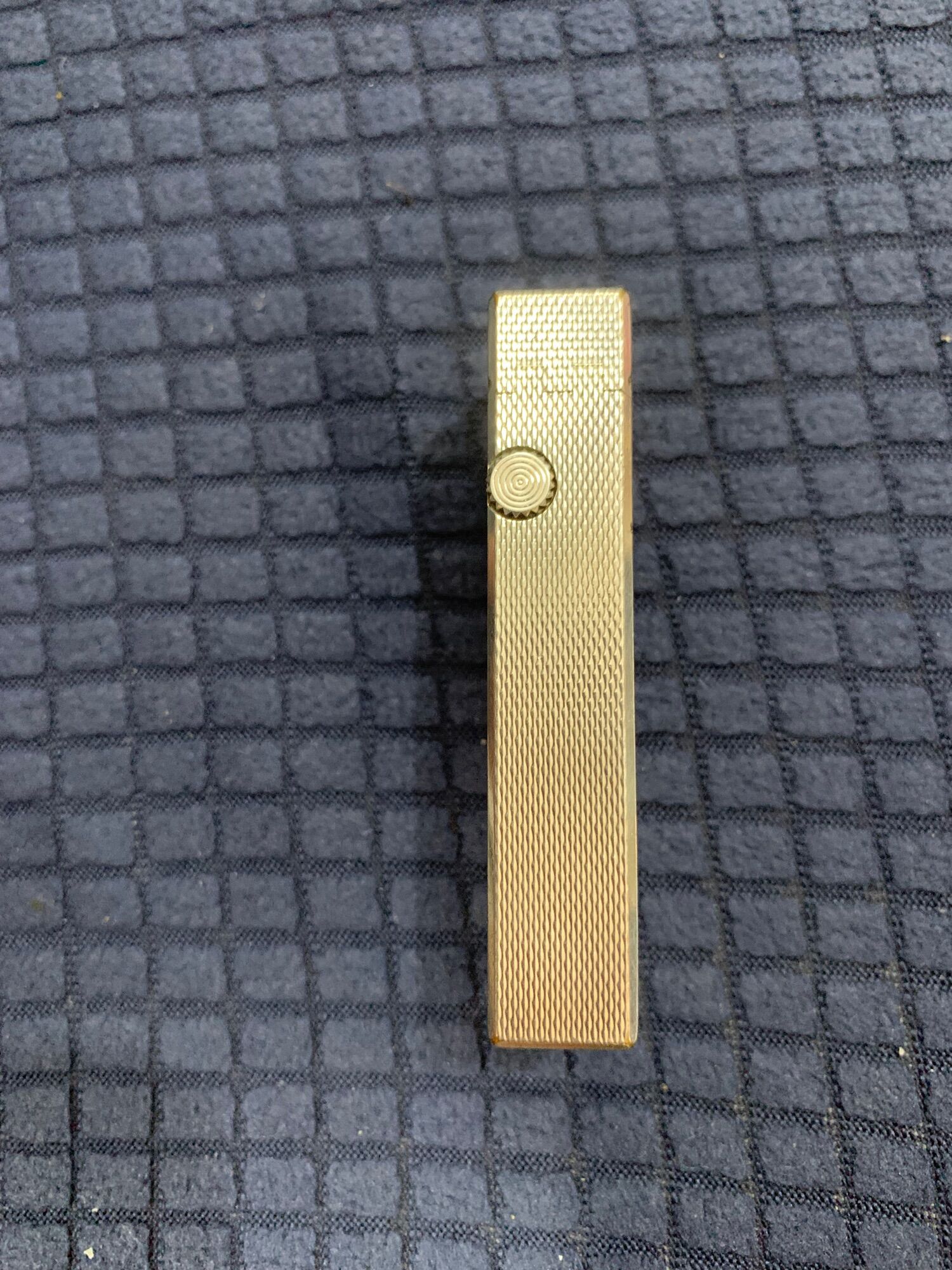 Bật lửa Dunhill bọc bạc khối.