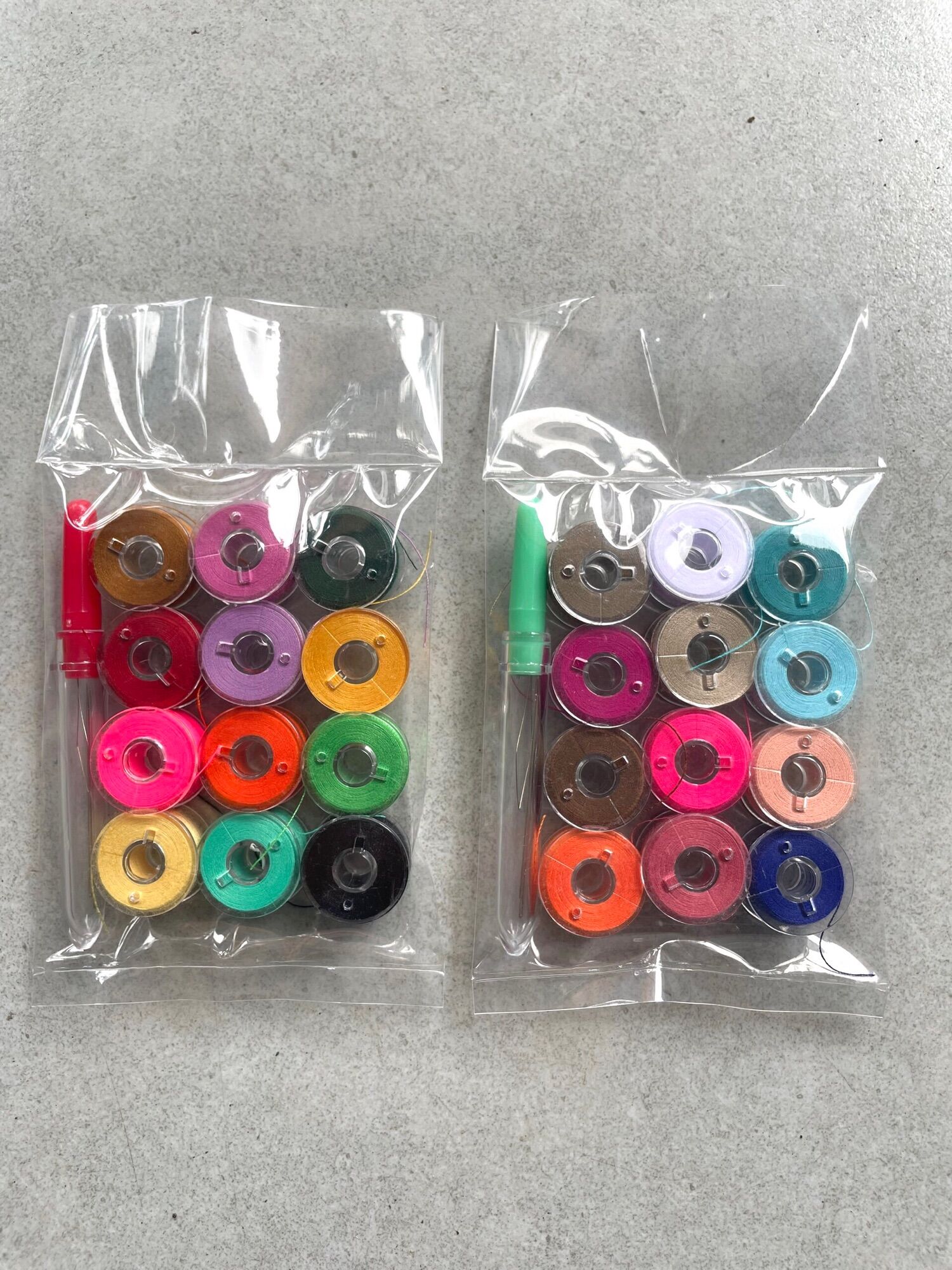 Set 12 suốt chỉ đủ màu kèm cây xỏ chỉ và 2 cây kim tay như hình