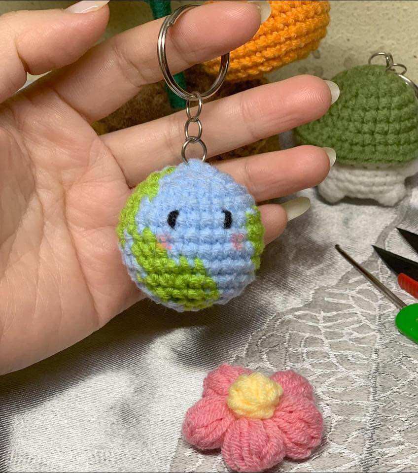 Mặt trời và trái đất. Móc khoá Len Handmade
