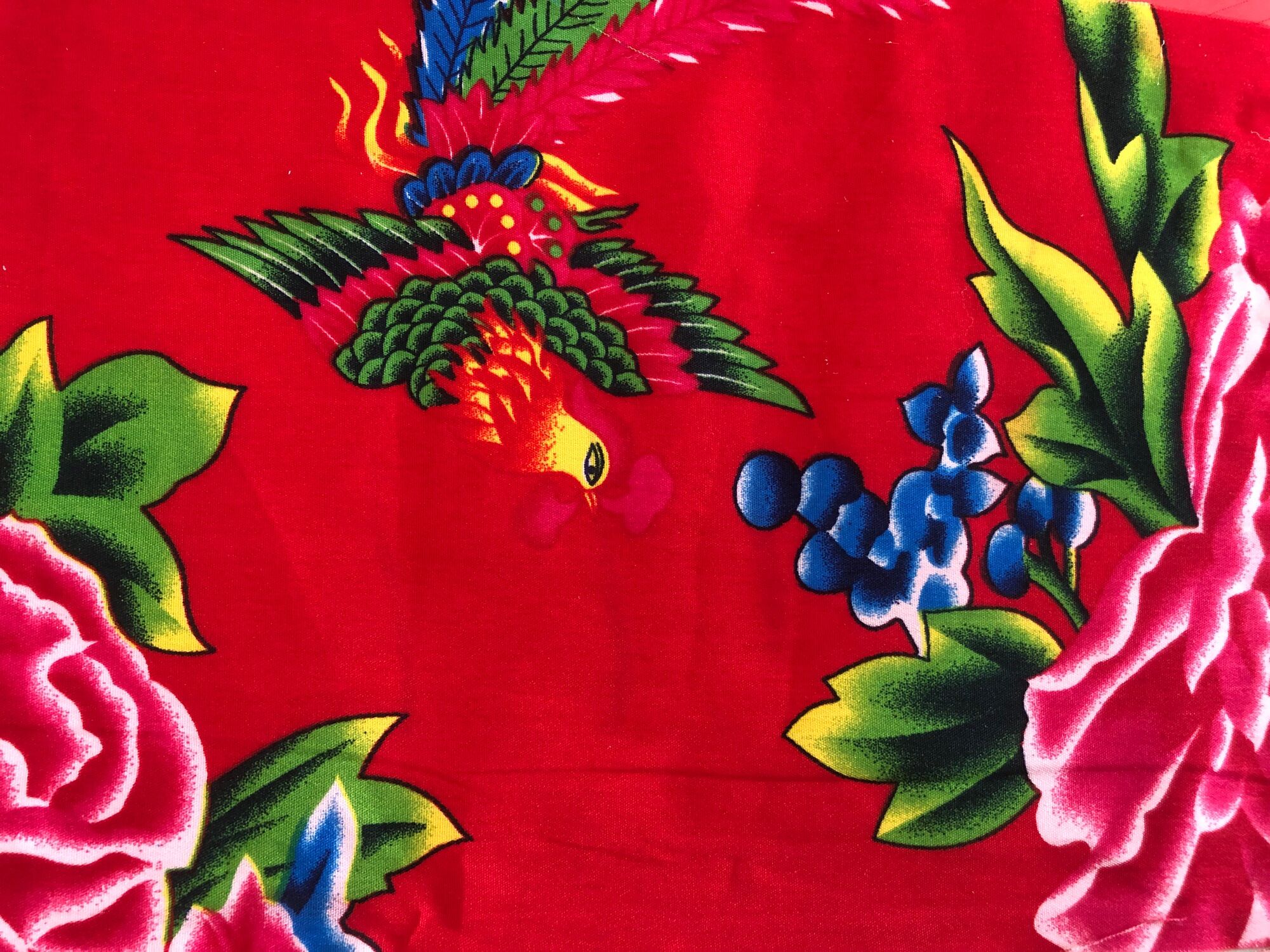 Vải con công màu đỏ.