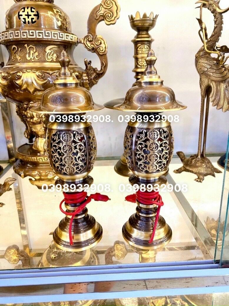 Đèn đồng thờ cúng cao 38 x 14 cm nặng 3.2 kg chất liệu bằng đồng