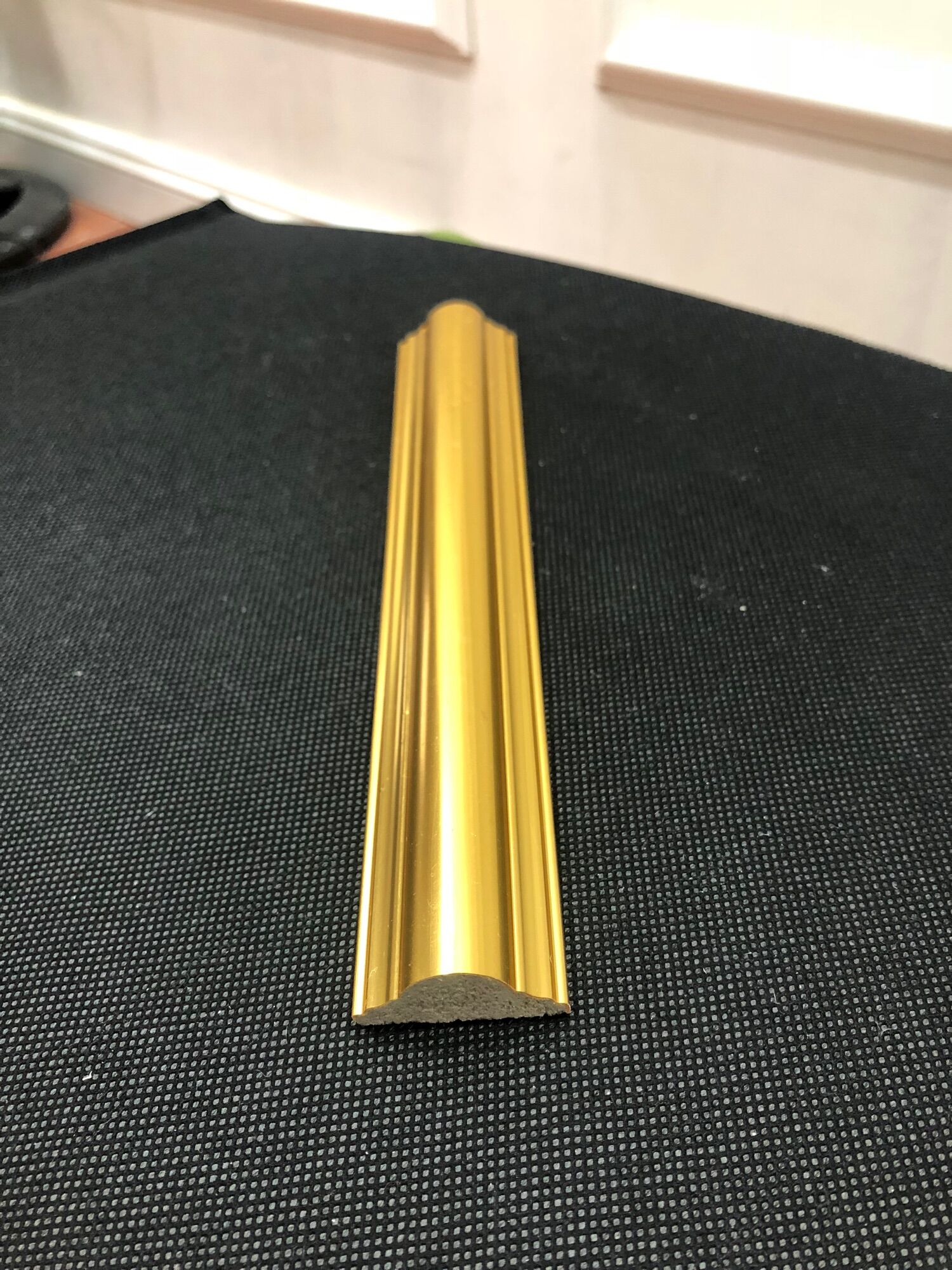 Phào chỉ nhựa màu vàng ánh kim bản 3cm hoàn thiện bề mặt