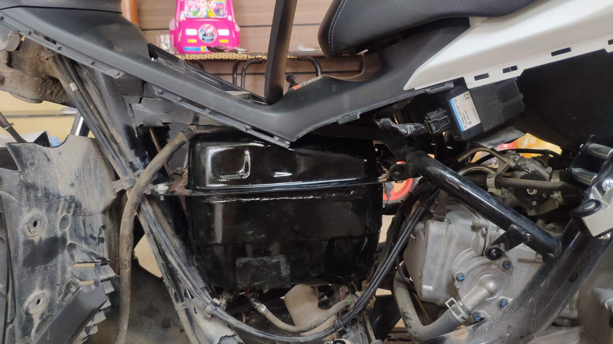 Bình xăng NVX 8.2 lít ( 2021- nay ) -- Bình xăng NVX v1 7 lít ( 2016 - 2020 )