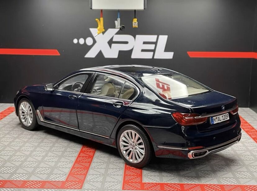 Mô hình xe BMW 750i tỉ lệ 1:18