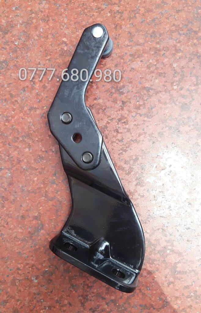 BẠC ĐẠN CỬA LÙA DƯỚI FORD TRANSIT