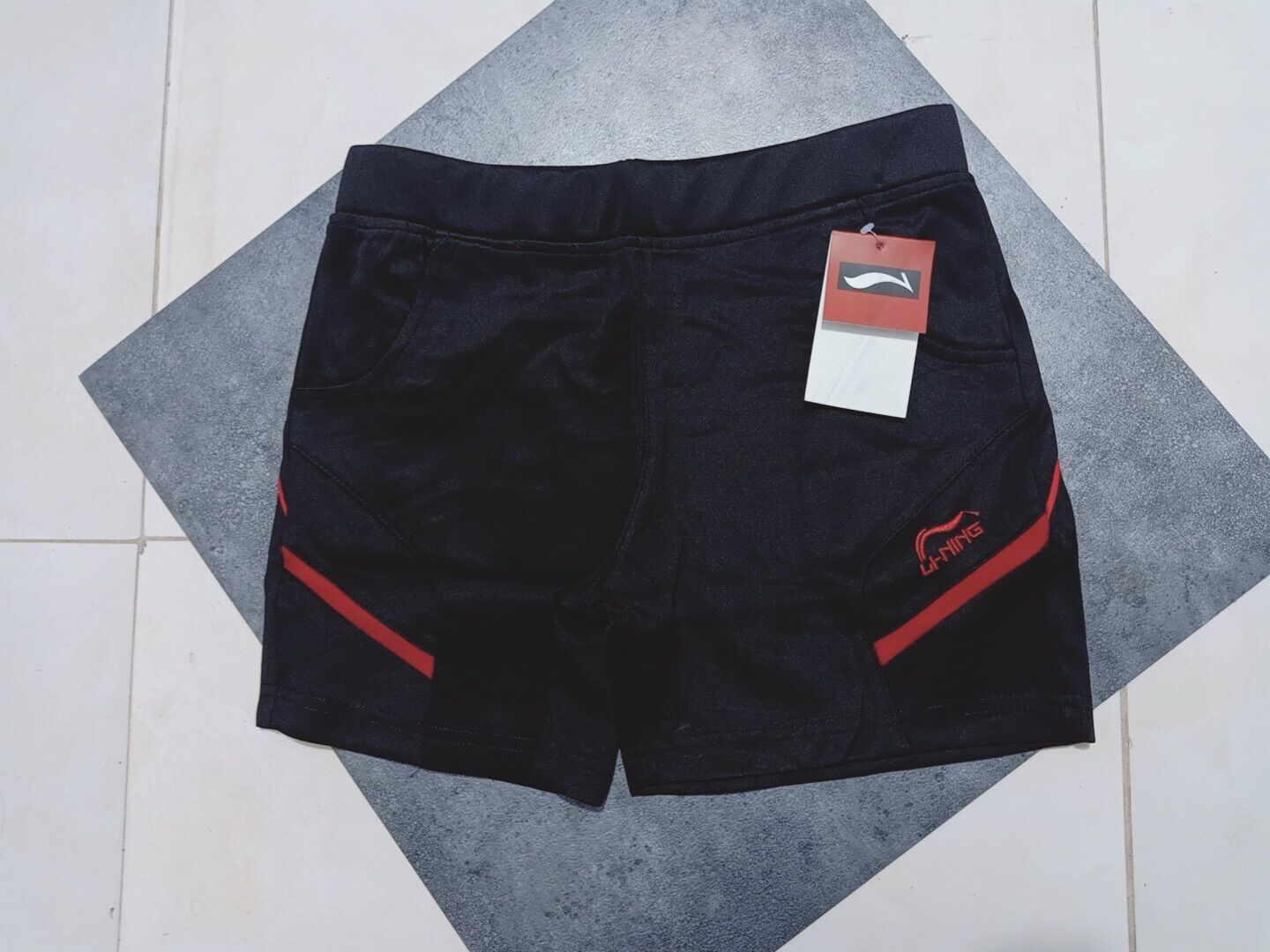 Quần cầu lông Lining nữ 100% chất thun poly.