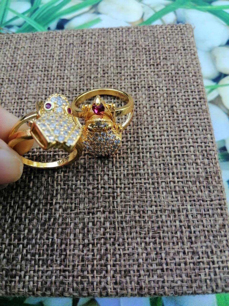 Nhẫn cóc thần tài ngậm tiền siêu hút tài lộc. Màu 18k mang bền màu, bóng sáng.
