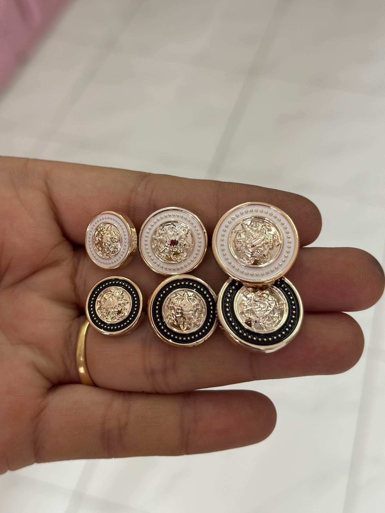 Sét 10 nút nhựa xi hình trắng & đen