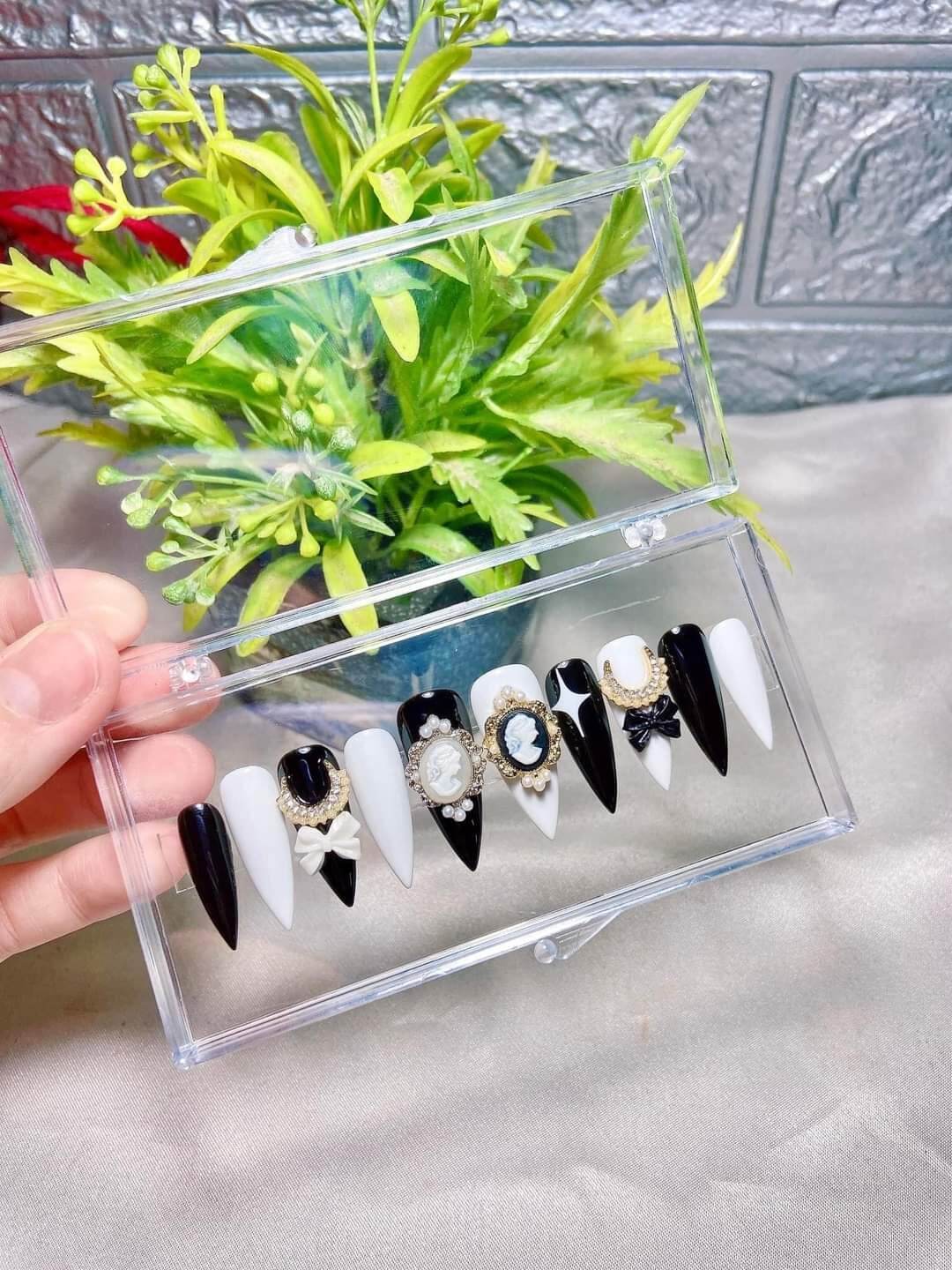 Nailbox thiết kế charm tiểu thư , màu đen sang chảnh - 08