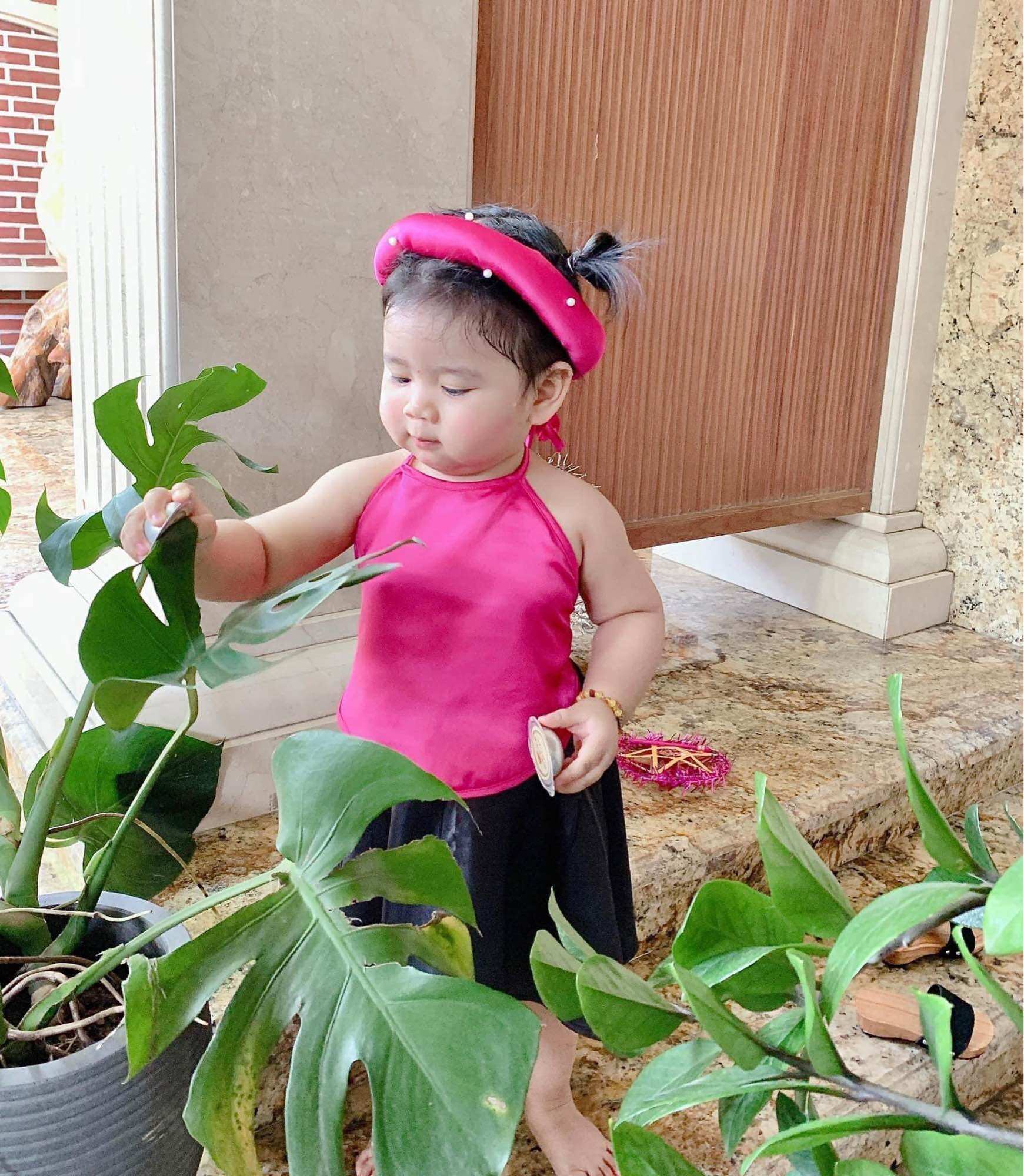 Yếm đào kèm mấn cho bé gái