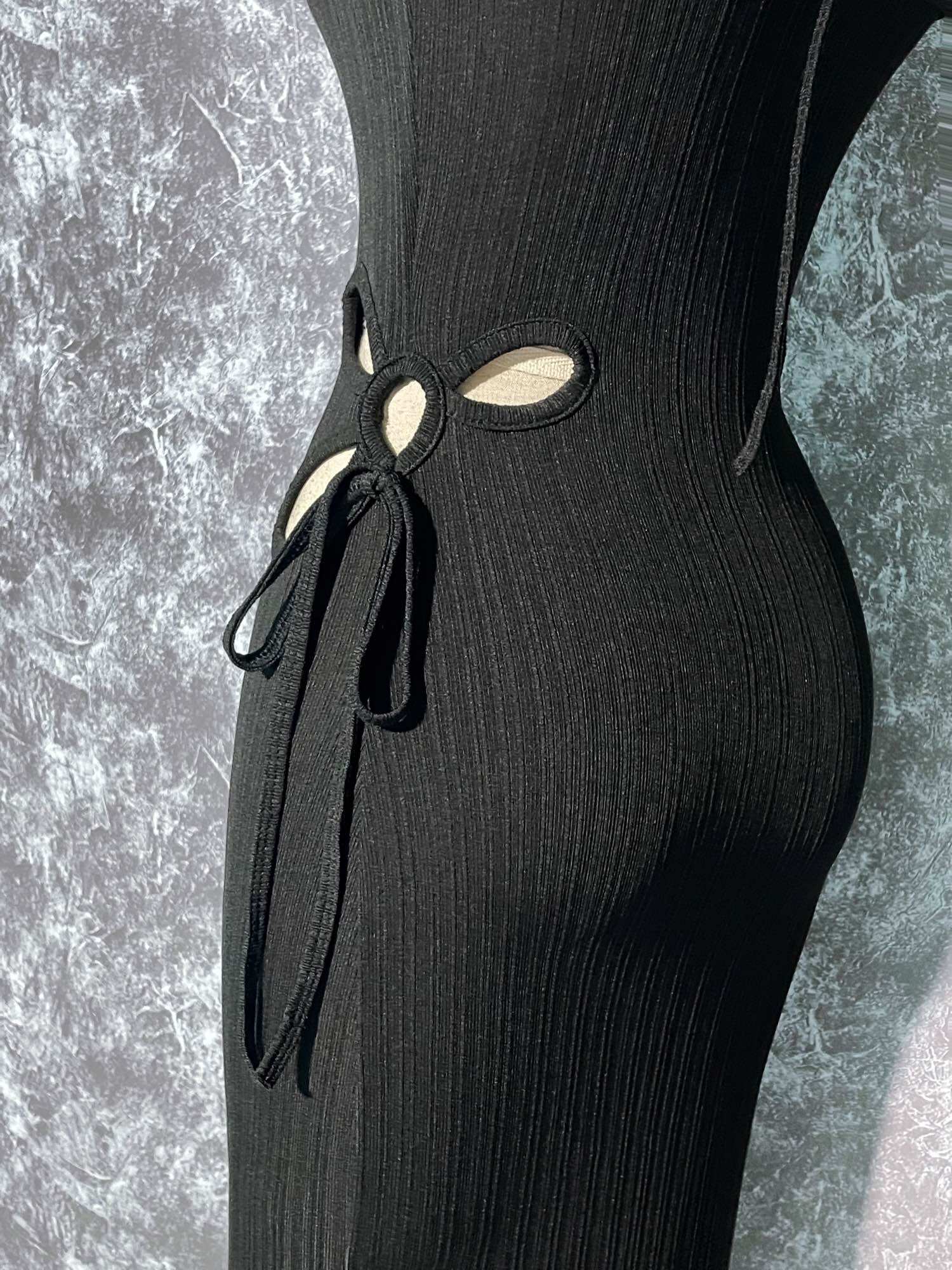 Đầm body midi cổ yếm Cutout D-1079