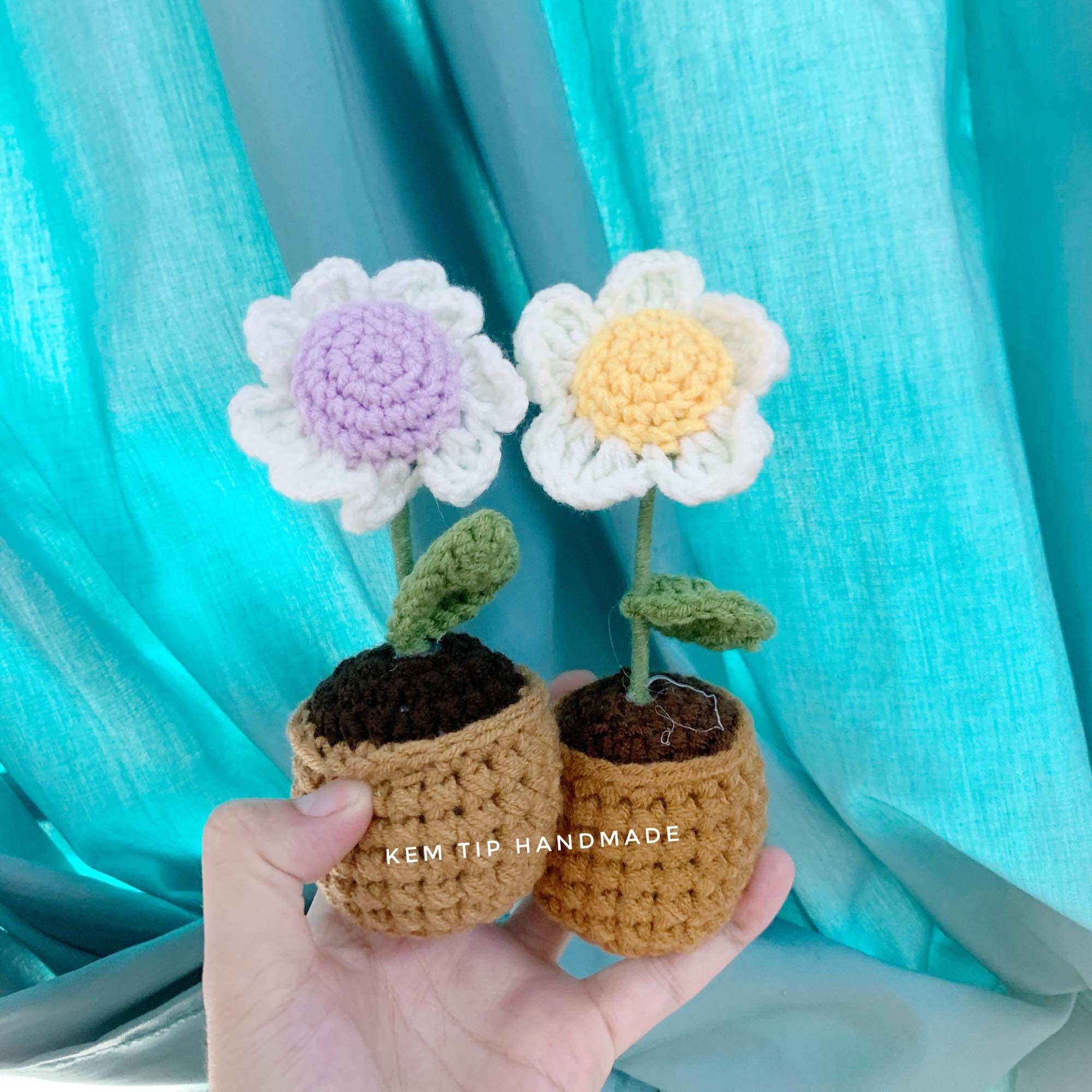 Chậu hoa mini bằng len nhiều màu có sẵn