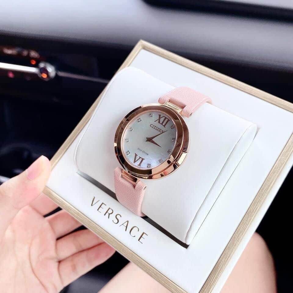 Citizen Eco-Drive Womens Capella Diamond Accent Leather Watch EX1513-18D dây da hồng 
🍓Mặt số đính Diamond sang trọng, mặt khảm trai ánh xà cừ
🍓Size 34mm
🍓Vỏ vàng hồng , dây da chính hãng siêu mềm, với thiết kế khoá Bướm xịn sò