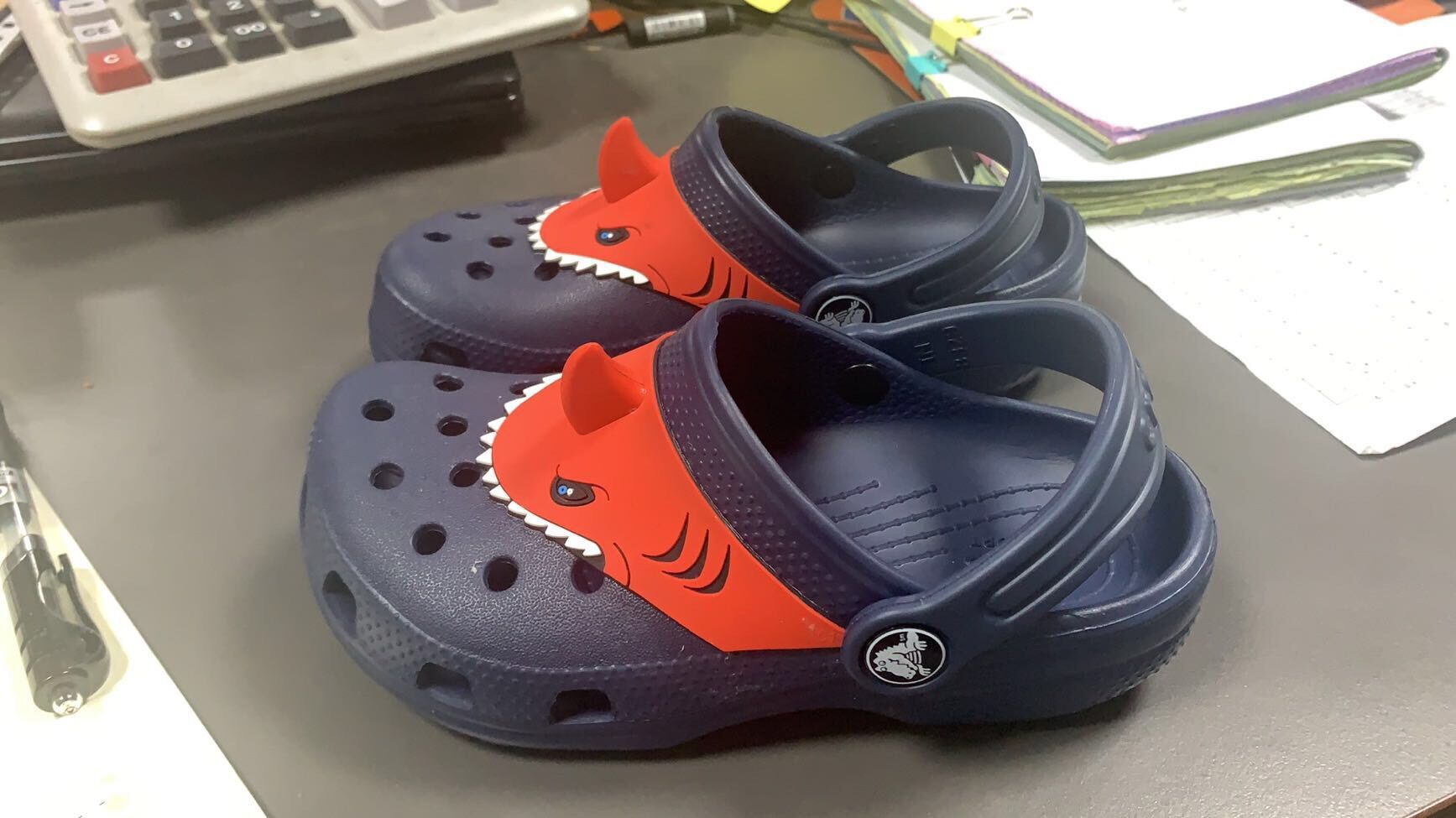 SỤC CROCS-TRẺ EM CLASSIC VI CÁ MẬP- tặng 6 sticker