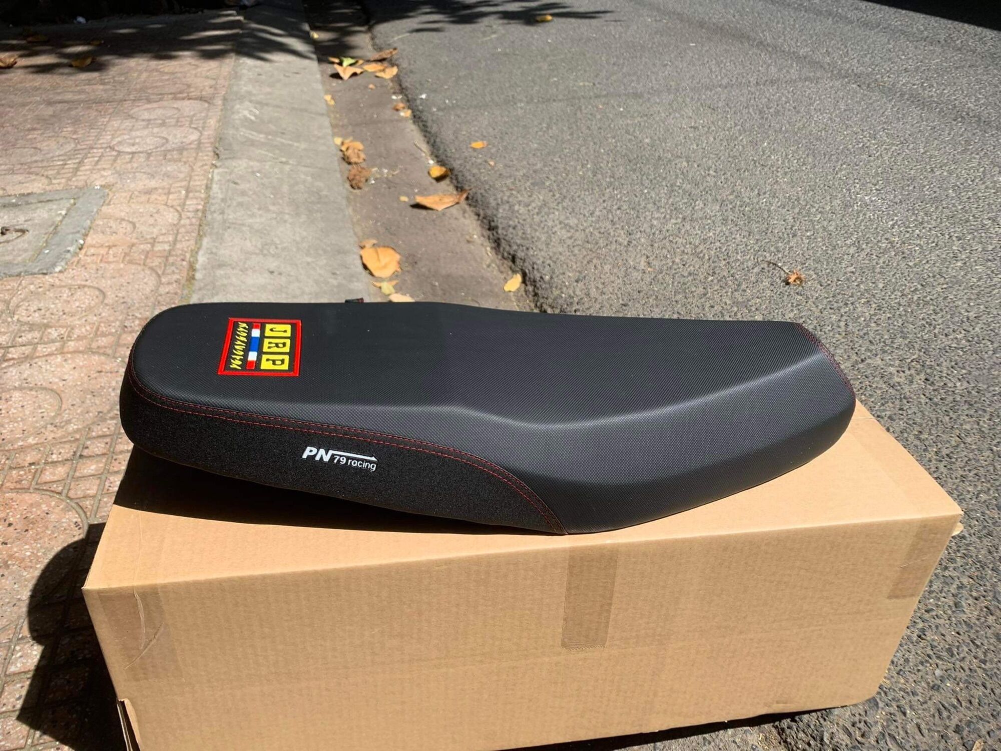 Yên wave nhỏ 2 tầng logo thái thêu đế nhựa tốt mút vàng chanh siêu êm da yên co dãn 4 chiều