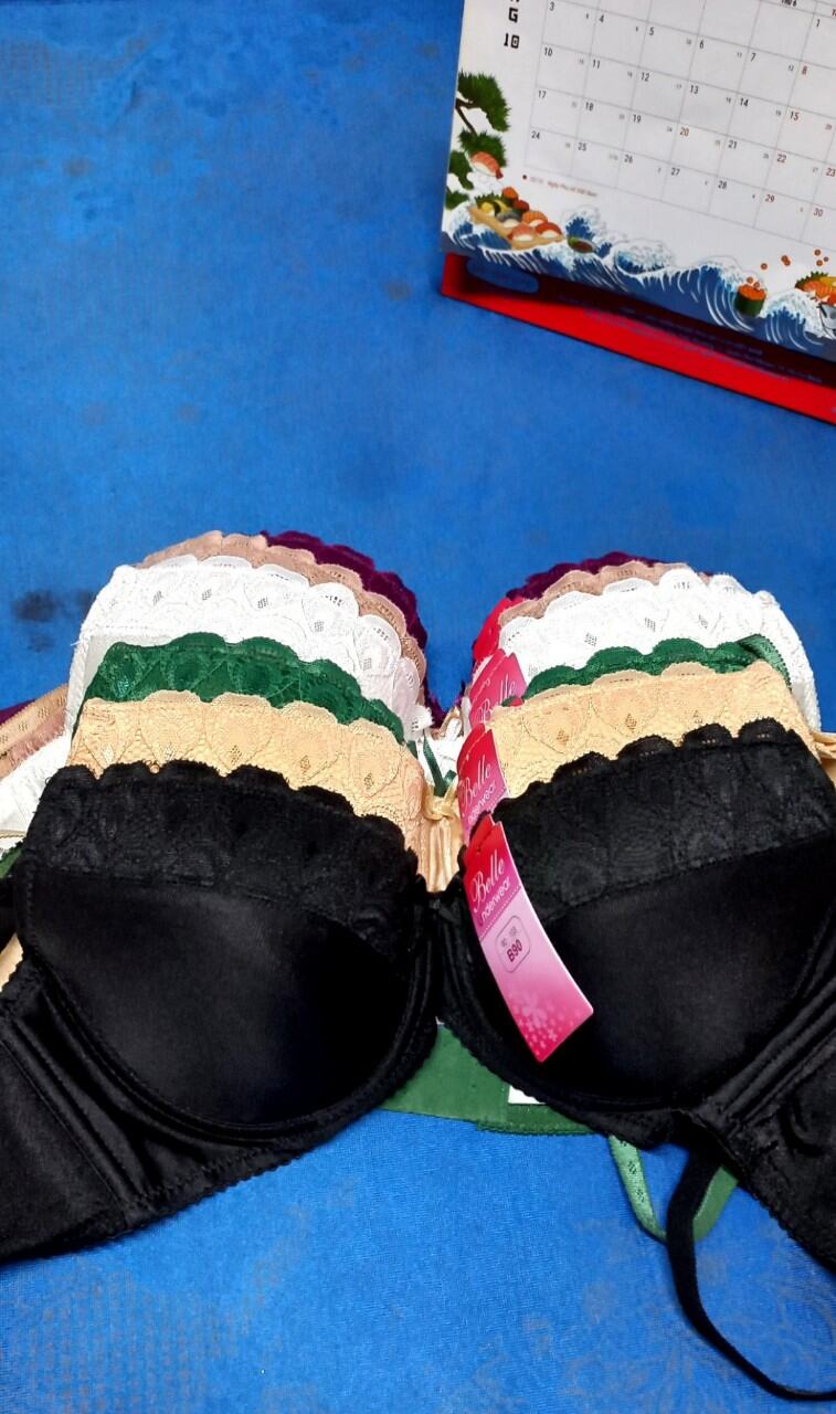 Xả kho áo lót Belle áo có gọng mút ép siêu mỏng nhưng vẫn nâng và ôm trọn vòng ngực một cách tuyệt đối. Áo được may từ chất liệu vải cao cấp thoáng mát và thấm mút mồ hôi nhanh.Áo thiết ké trơn kết hợp với ren viền tạo điểm nhấn.BDH