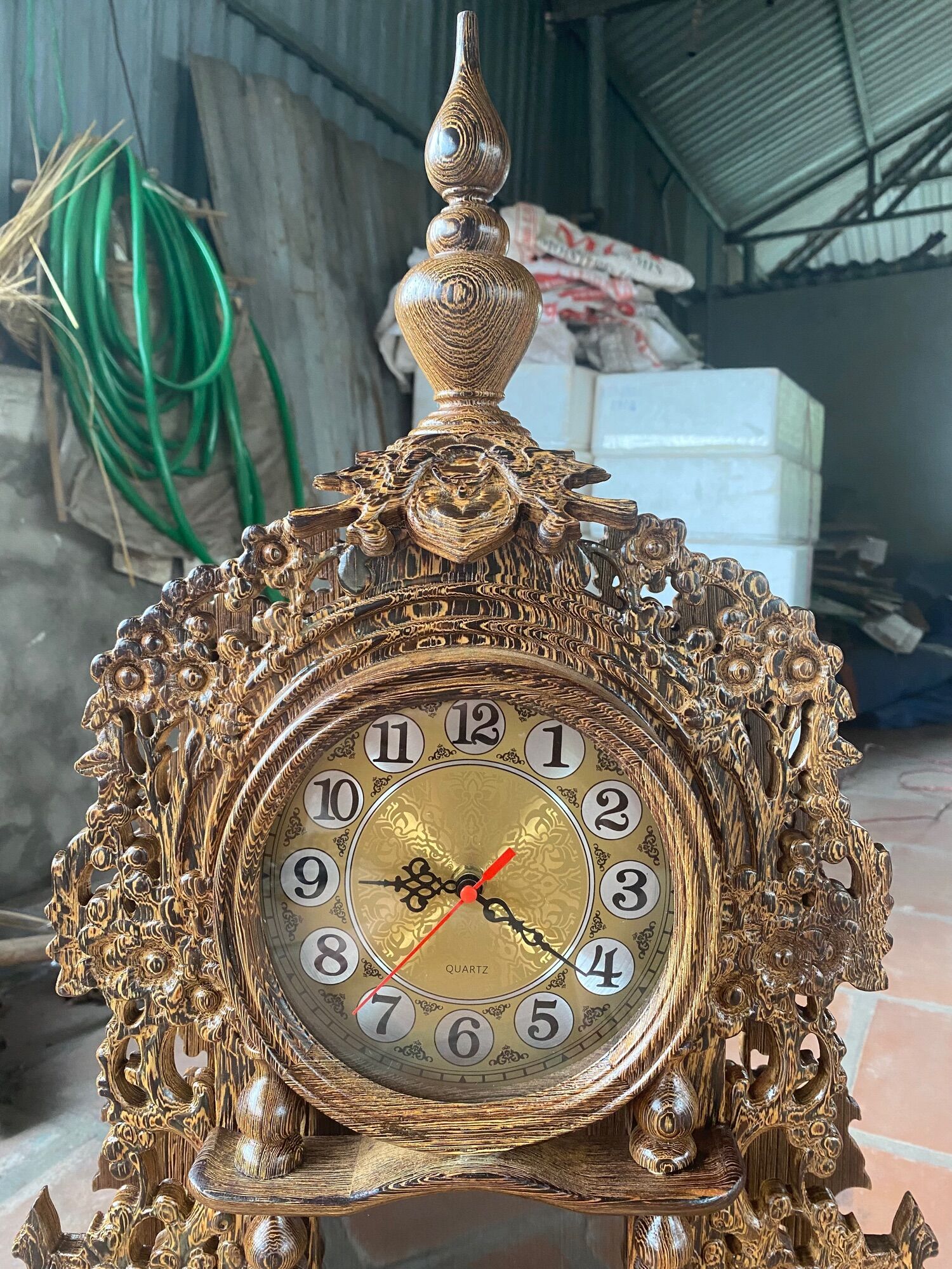 Đồng hồ để bàn gỗ mun đuôi công vân siêu đẹp