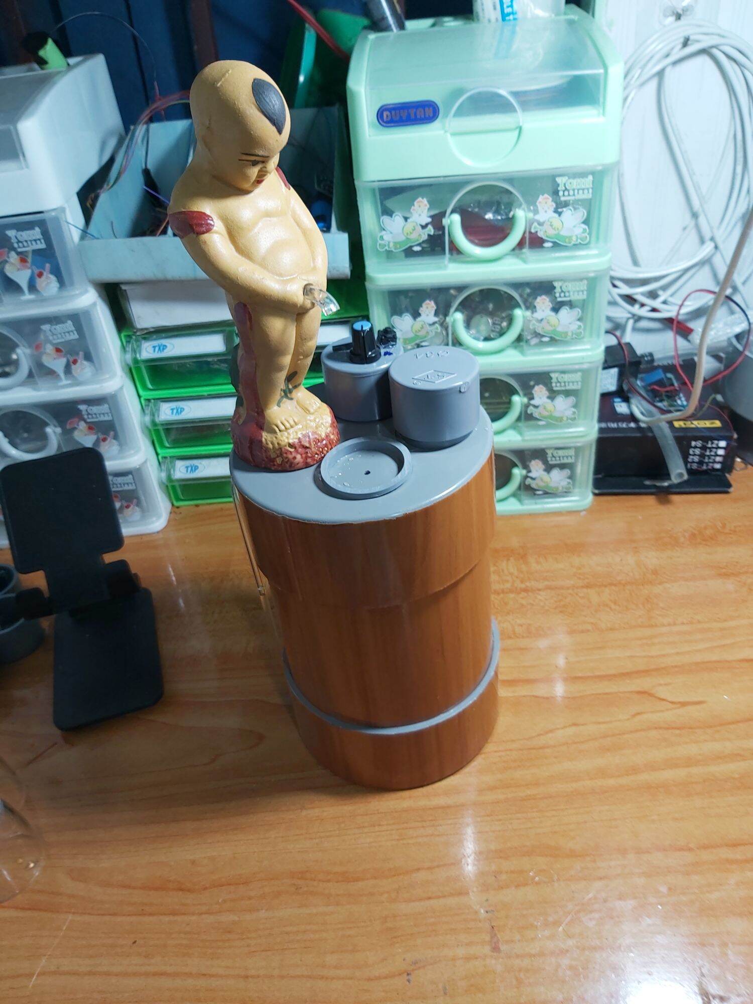 Bình rót ruou chú tiểu cảm biến từ