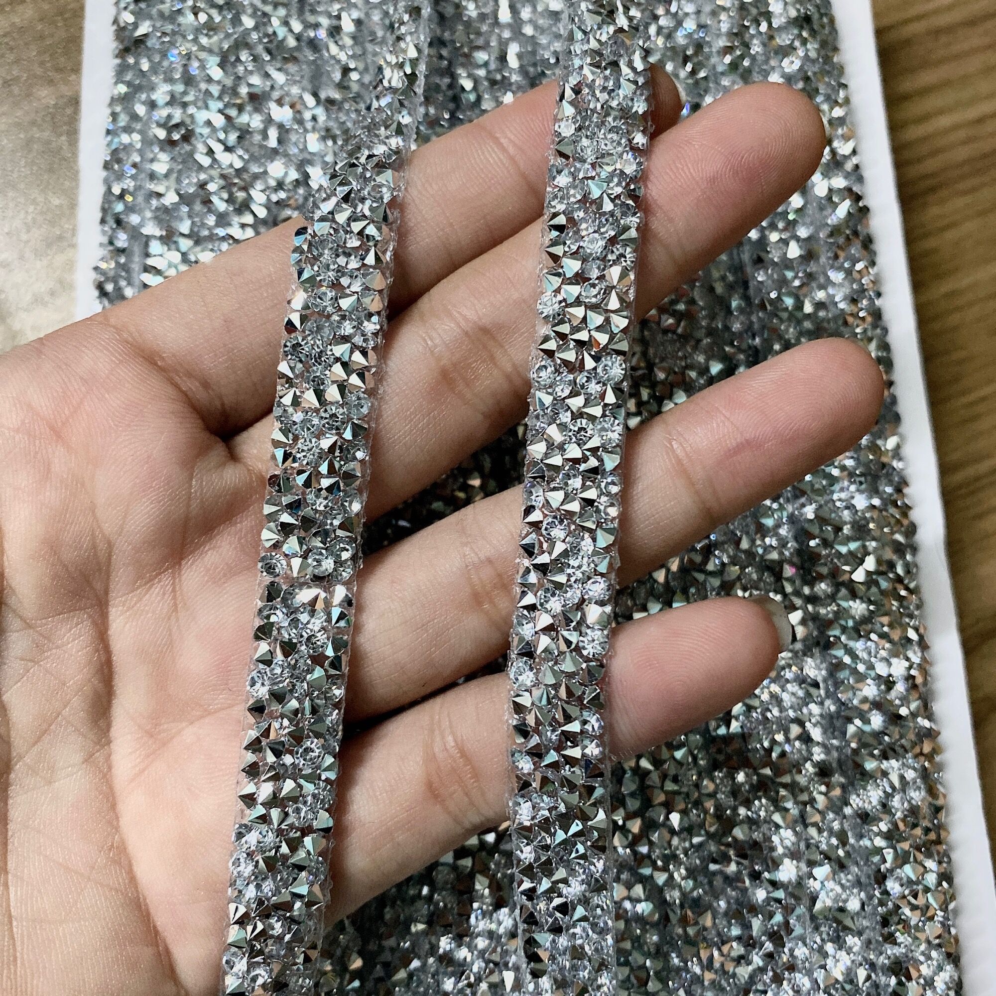1m DÂY ĐÁ ỦI ÉP NHIỆT SIZE 9li-1cm ( phụ kiện trang trí may mặc)