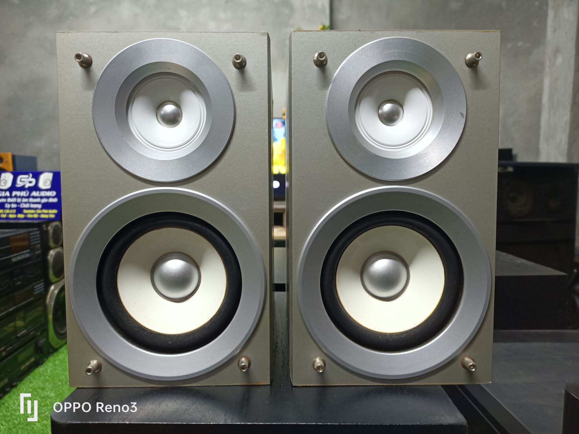 Đôi loa mini Panasonic PM77. loa bass 11, màng cacbon, gân cao su, từ kép. công suất 160w/đôi. trở kháng 6om. cao 23, ngang 13, sâu 23. loa không ê căng
