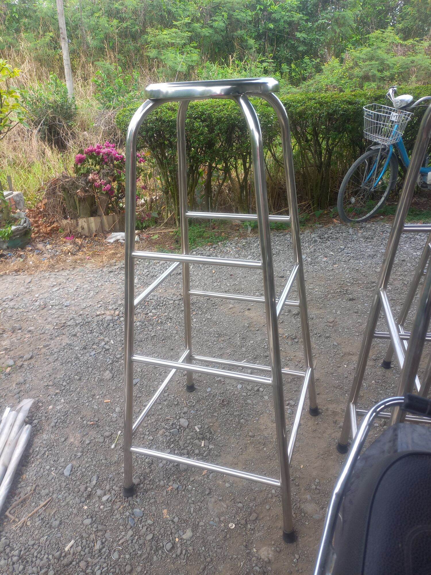 Ghế đốt nhang inox cao 1m2. mặt ghế tròn 32cm.mặt nhám.chân trụ ống o25