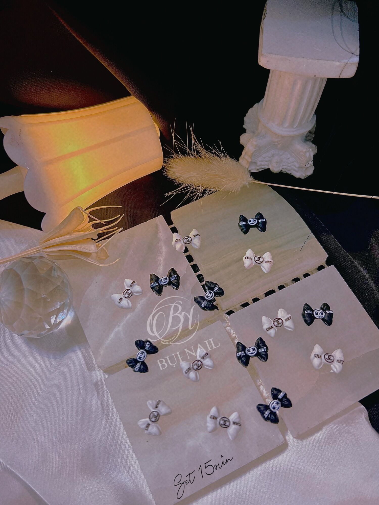 Charm nơ trắng đen 15viên