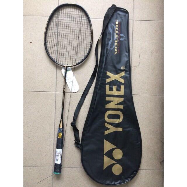 Bộ 2 vợt cầu lông Yonex tặng kèm quả cầu