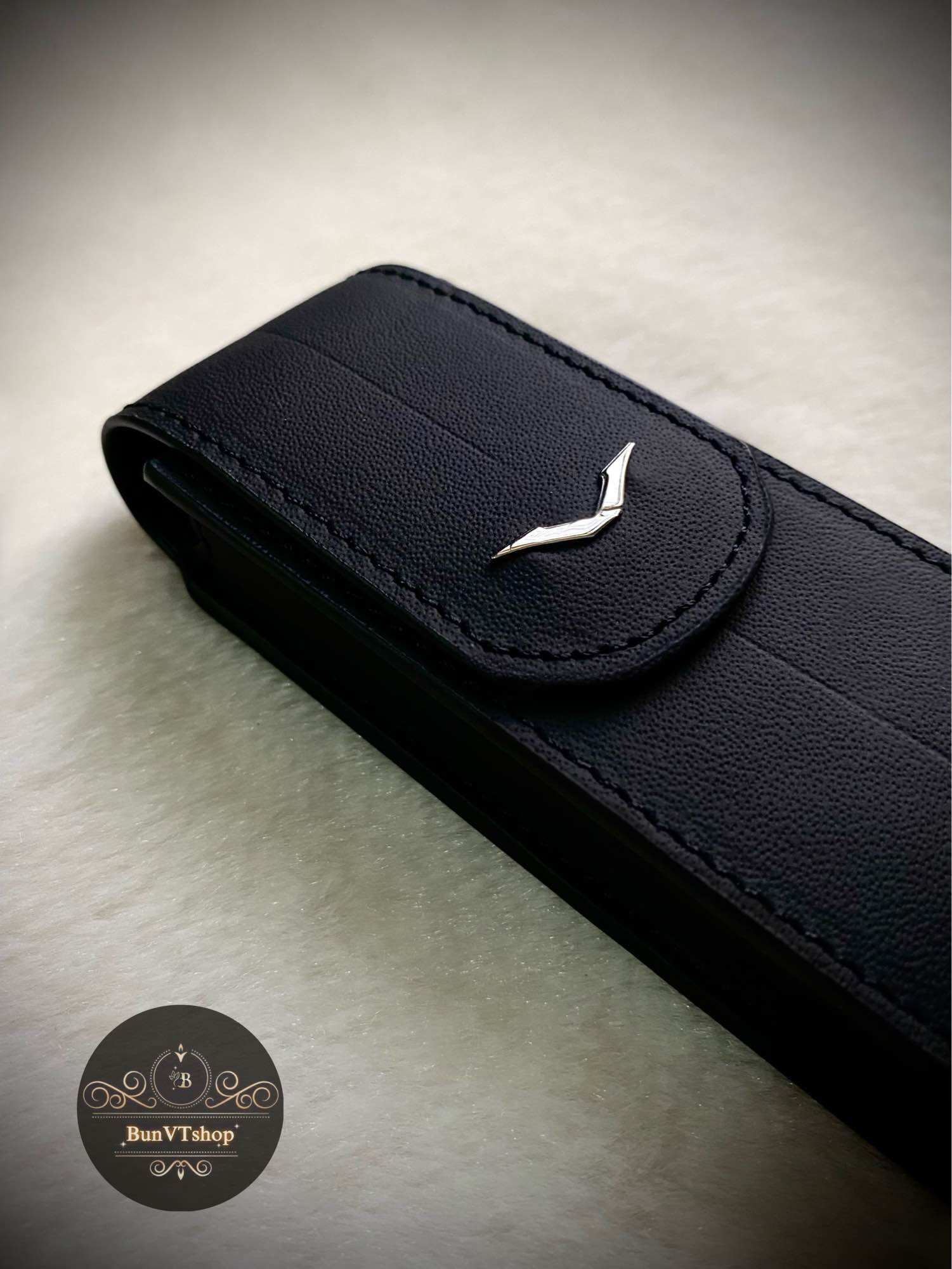 Bao da Vertu signature S đen trơn logo bạc nắp gập