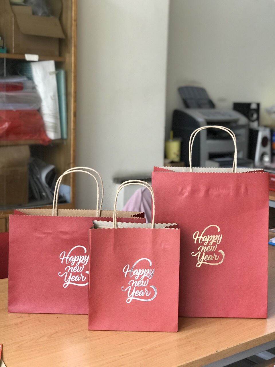 10Túi giấy kraft đỏ, dầy. Size S, kích thước Ng18xC21xH8cm. Túi đựng quà tặng, phụ kiện, mỹ phẩm, điện thoại...