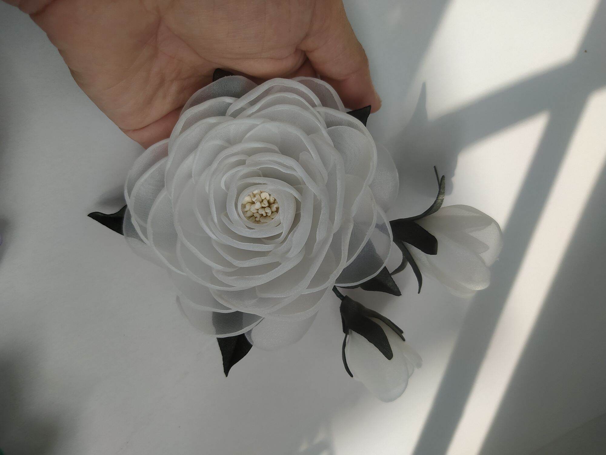 Hoa chùm cài áo handmade Canto màu trắng