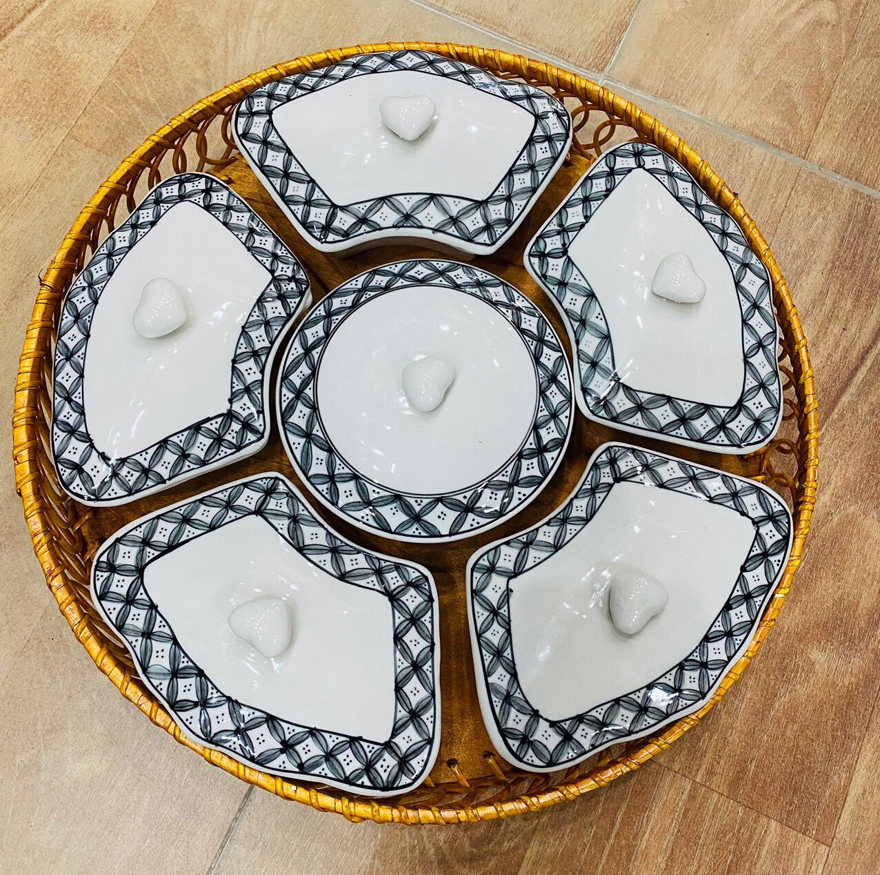 Khay đựng mứt Tết. Gốm sứ Bát Tràng.