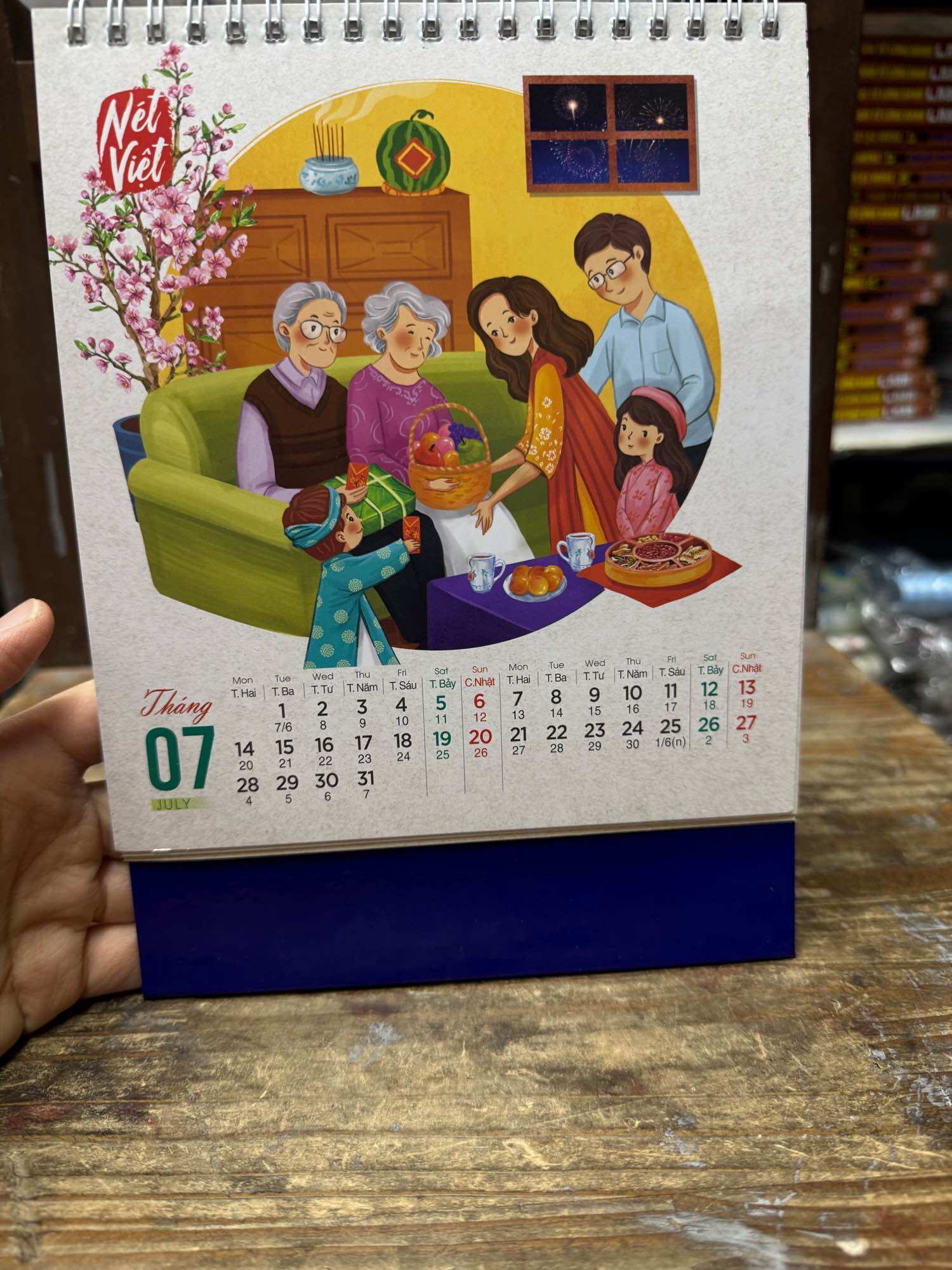 Lịch bàn 2025 chữ A đứng bất kỳ