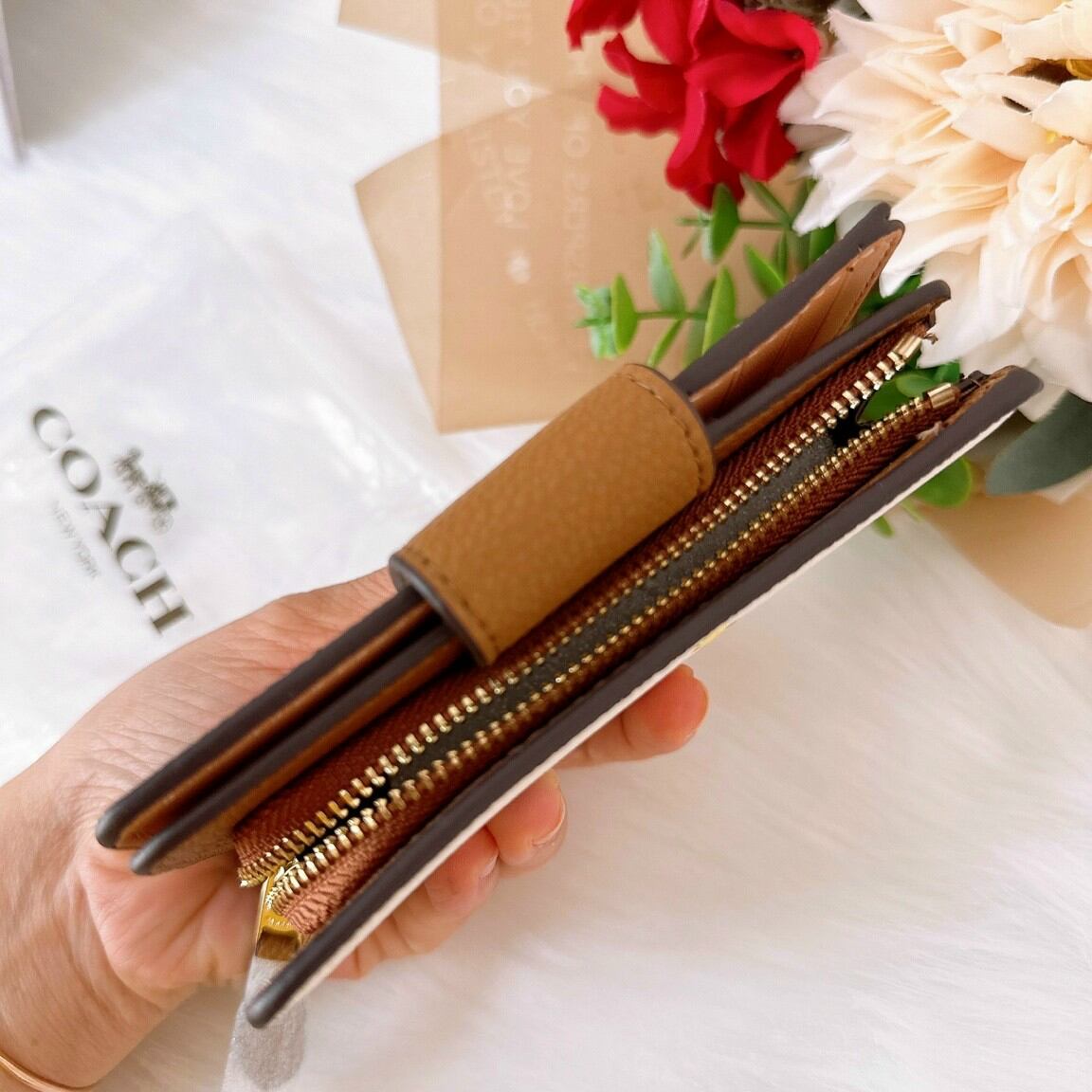 Ví C0ach zip wallet họa tiết siêu cưng
