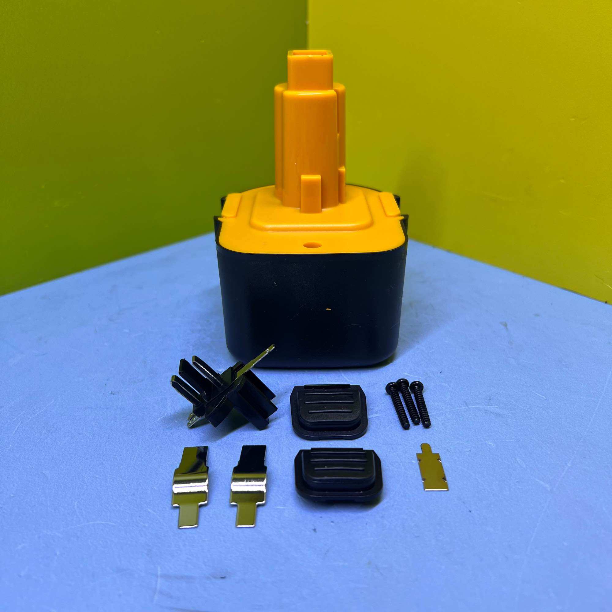 Vỏ pin dewalt hay black&decker 12v ( niken) chọt